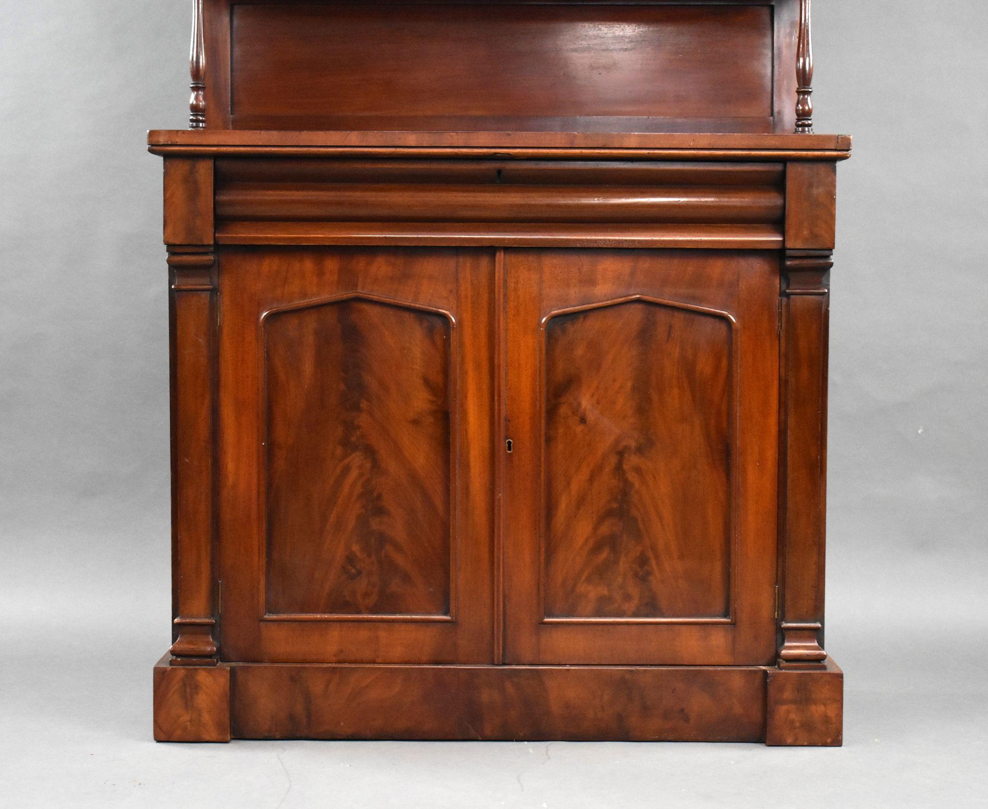 Inglese Chiffoniere vittoriano in mogano in vendita