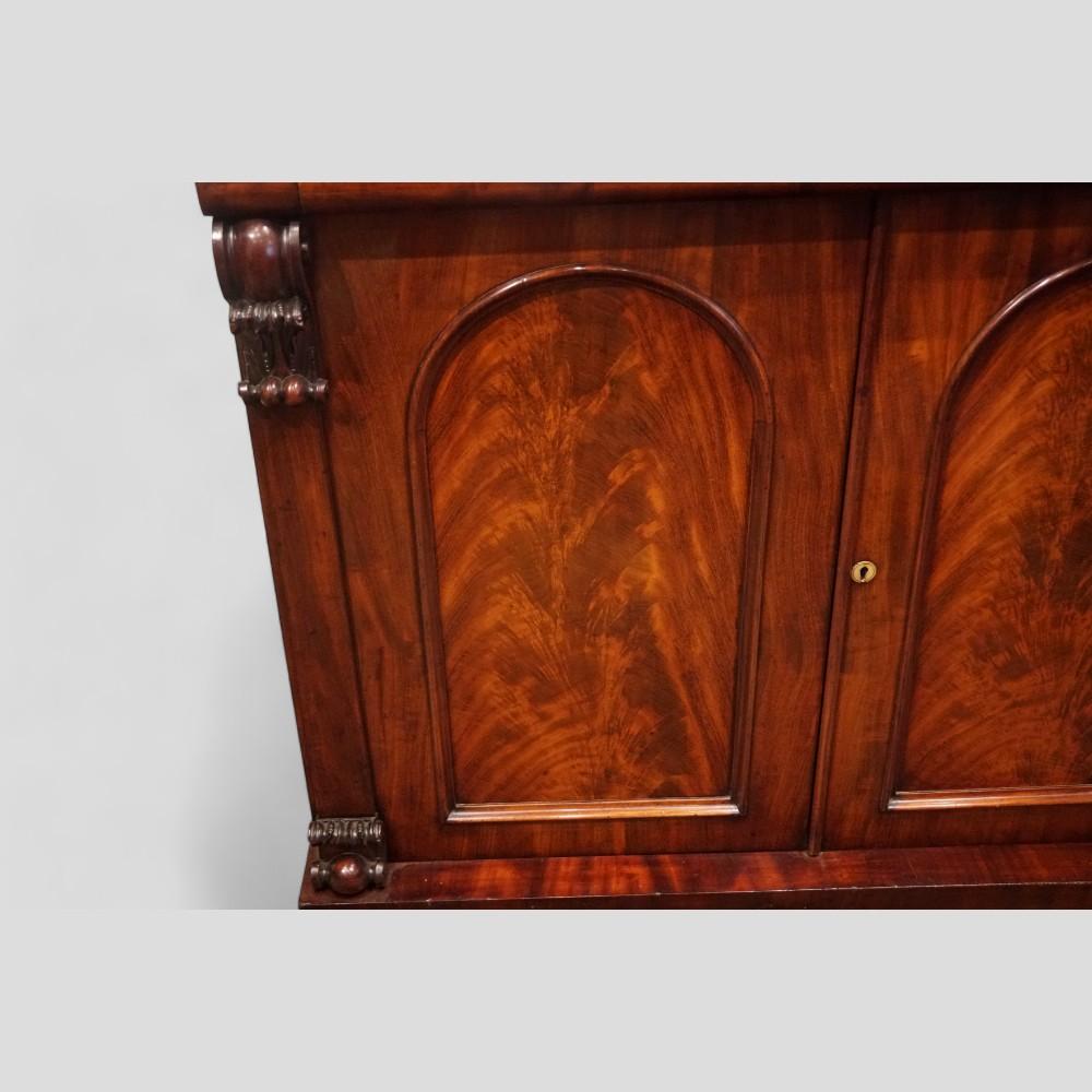 Victorian mahogany chiffonier In Good Condition In Salisbury, GB