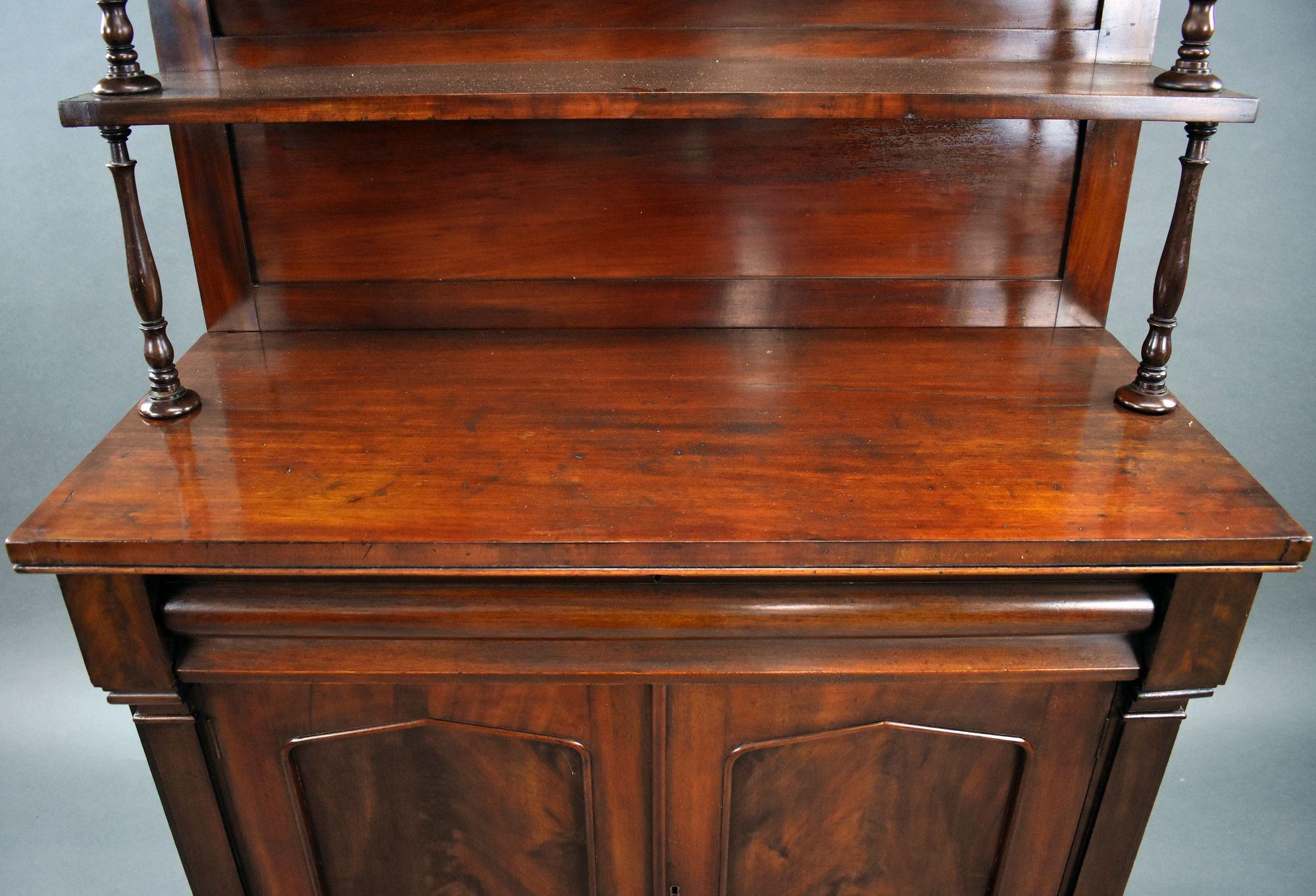 XIX secolo Chiffoniere vittoriano in mogano in vendita