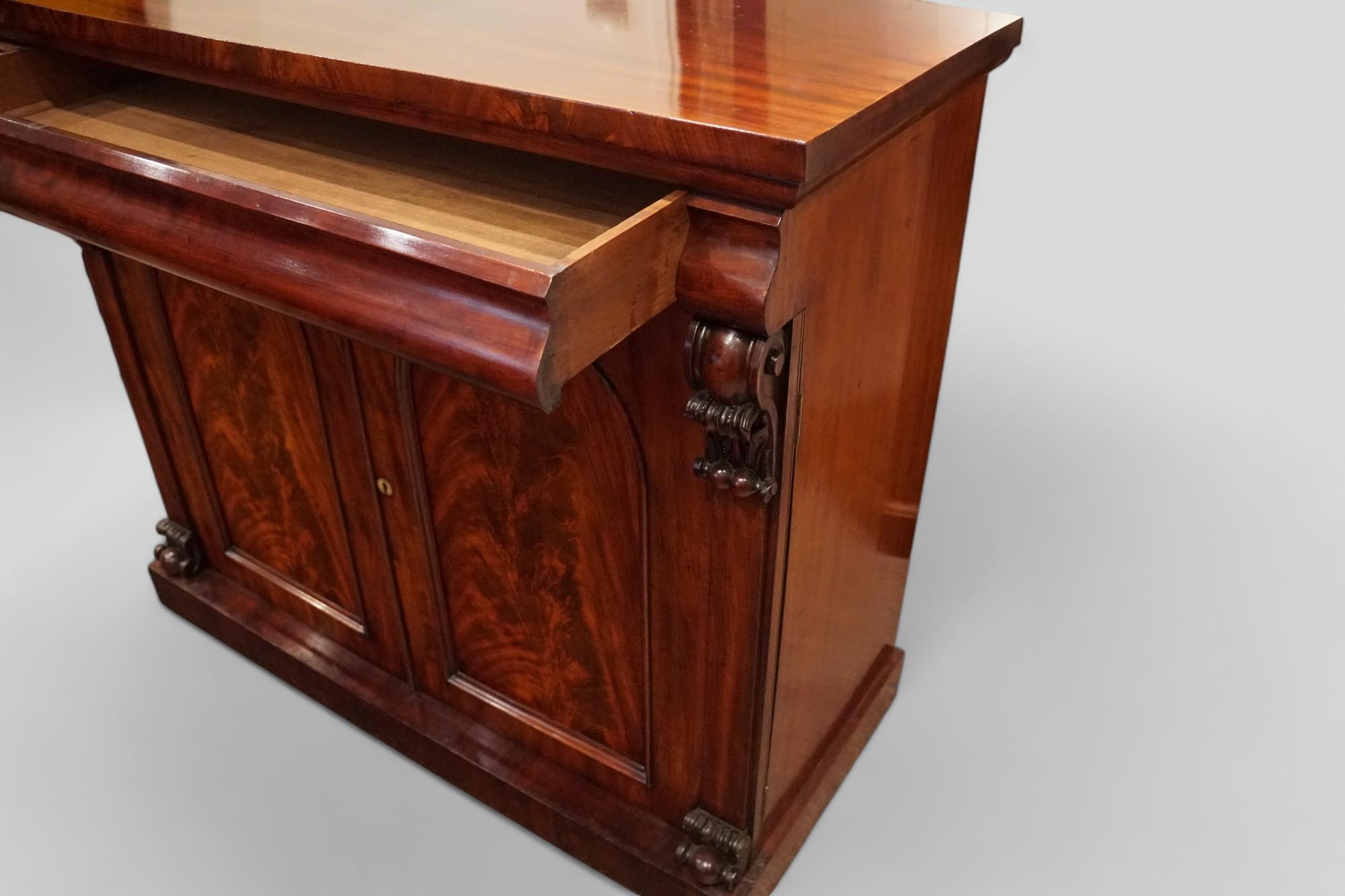 Late 19th Century Victorian mahogany chiffonier For Sale