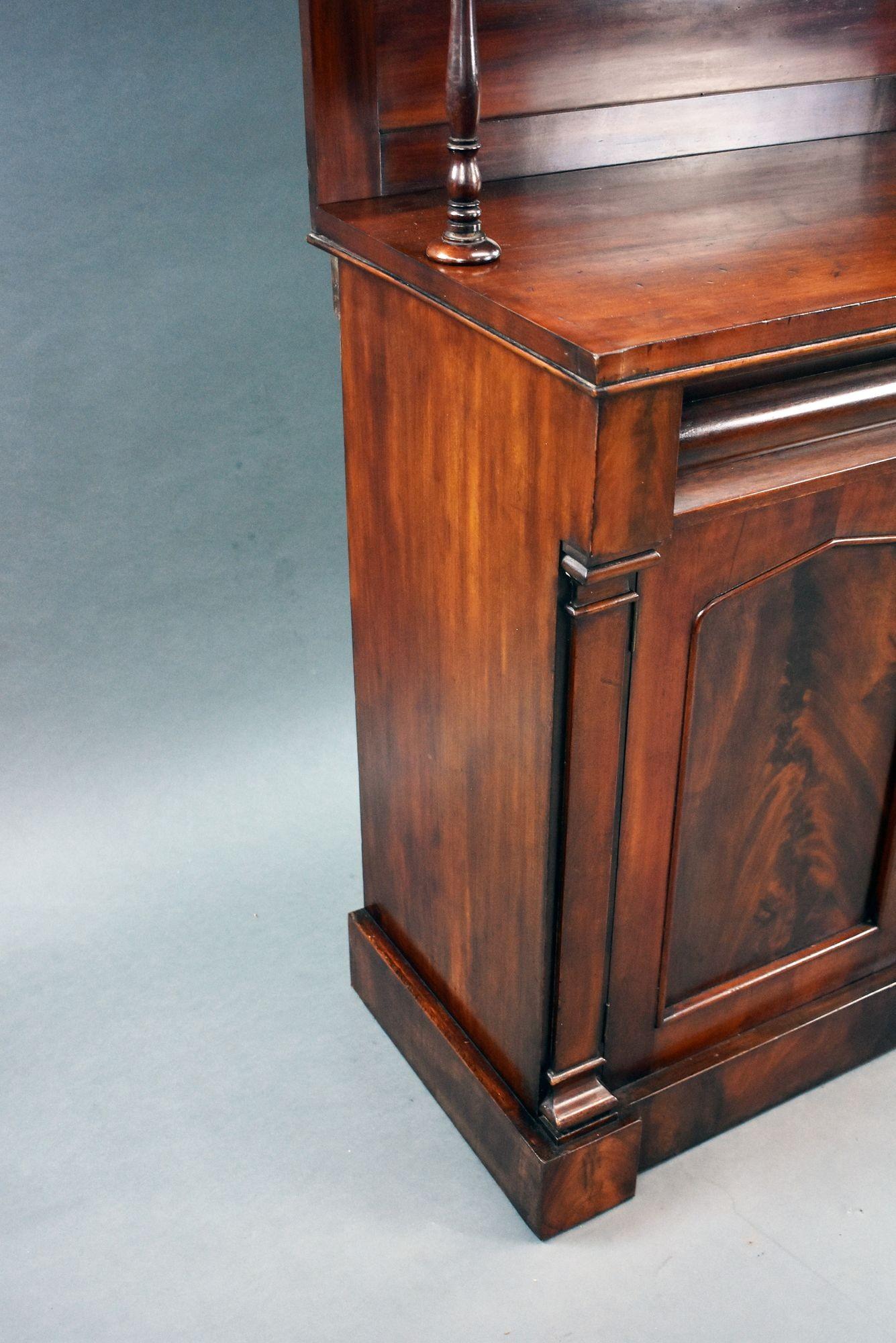 Mogano Chiffoniere vittoriano in mogano in vendita