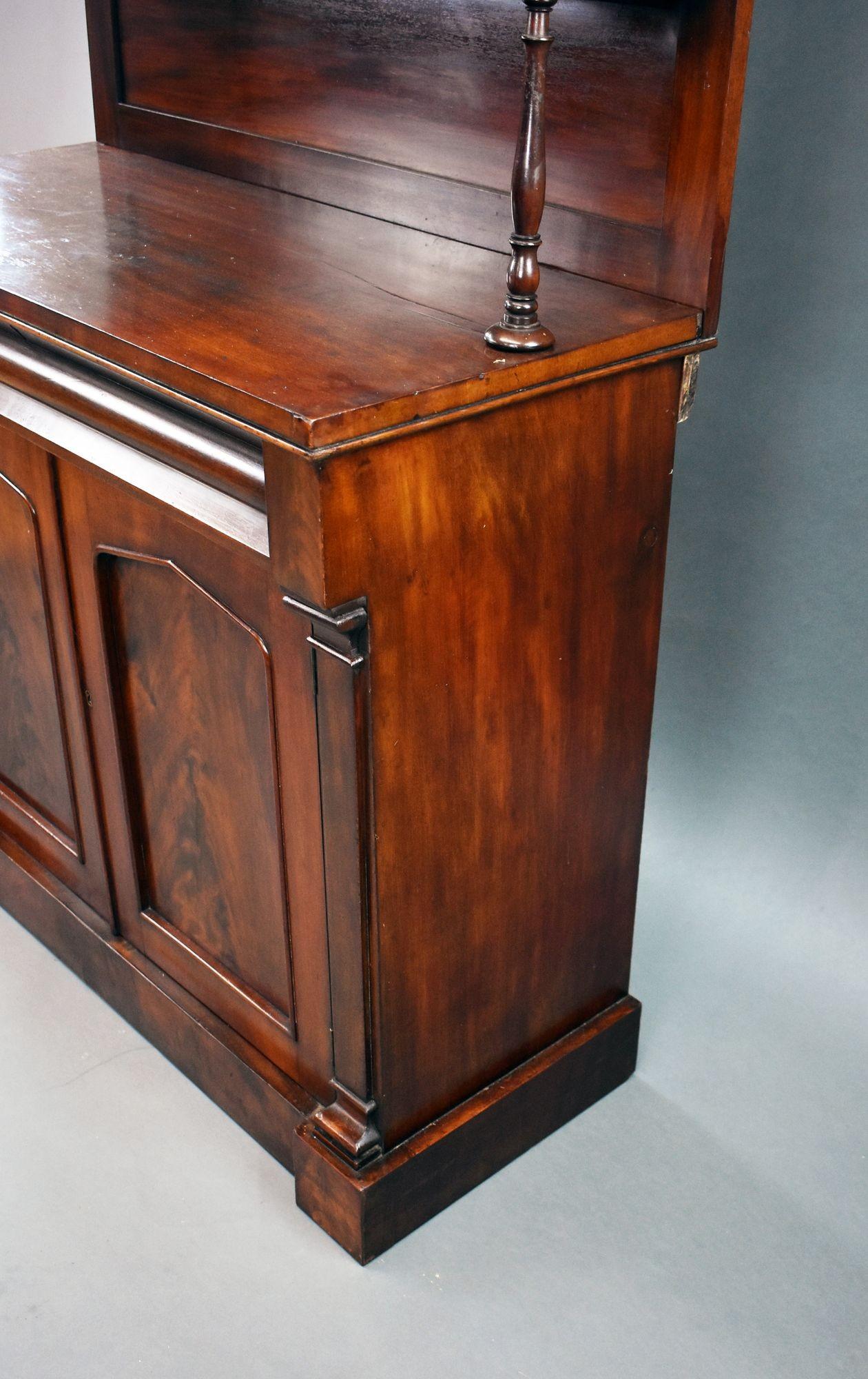 Chiffoniere vittoriano in mogano in vendita 1