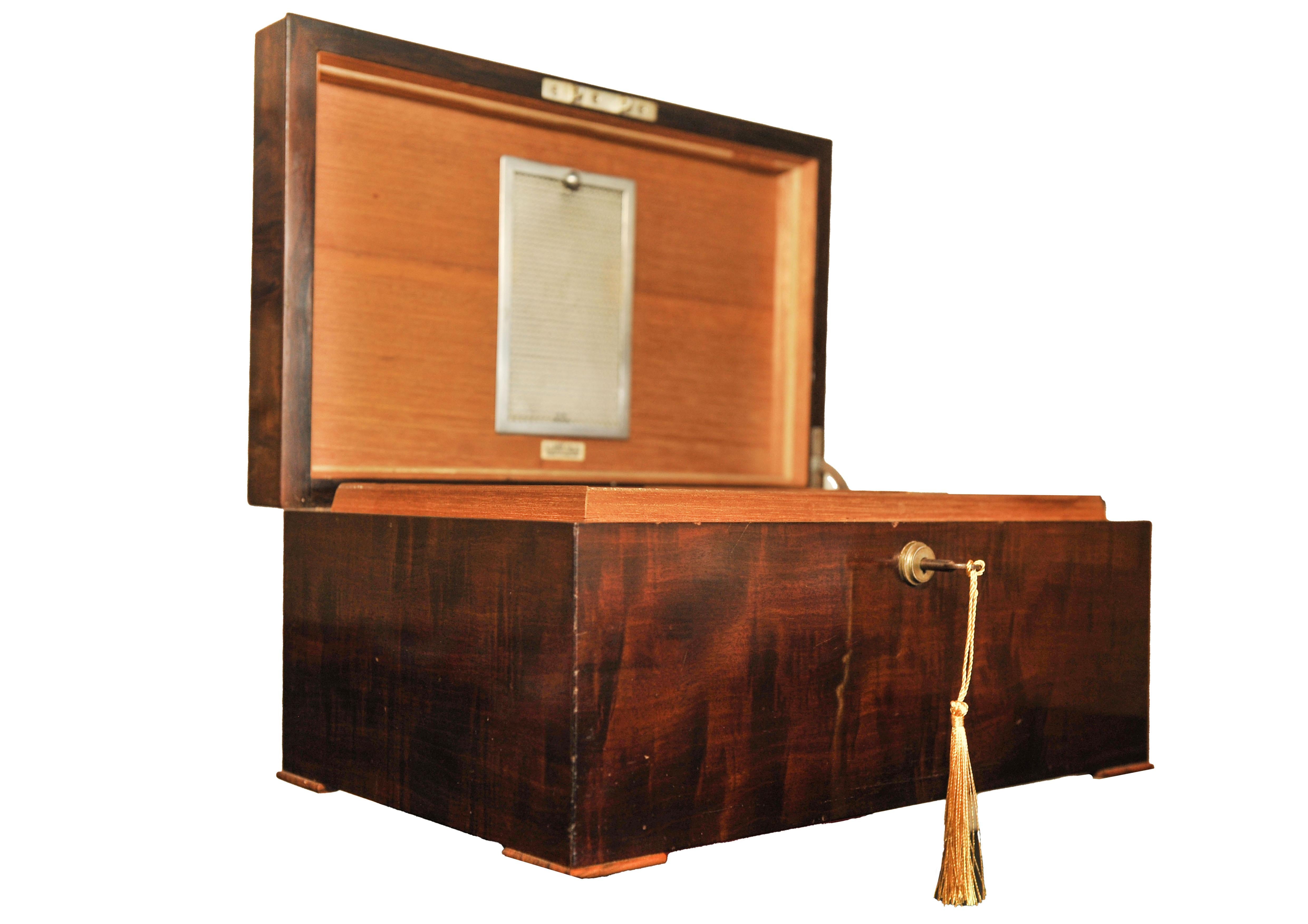 Elegant Victorian Mahogany Cigar Humidor Box by HL Savory Ltd London Bond Street In Good Condition In High Wycombe, GB