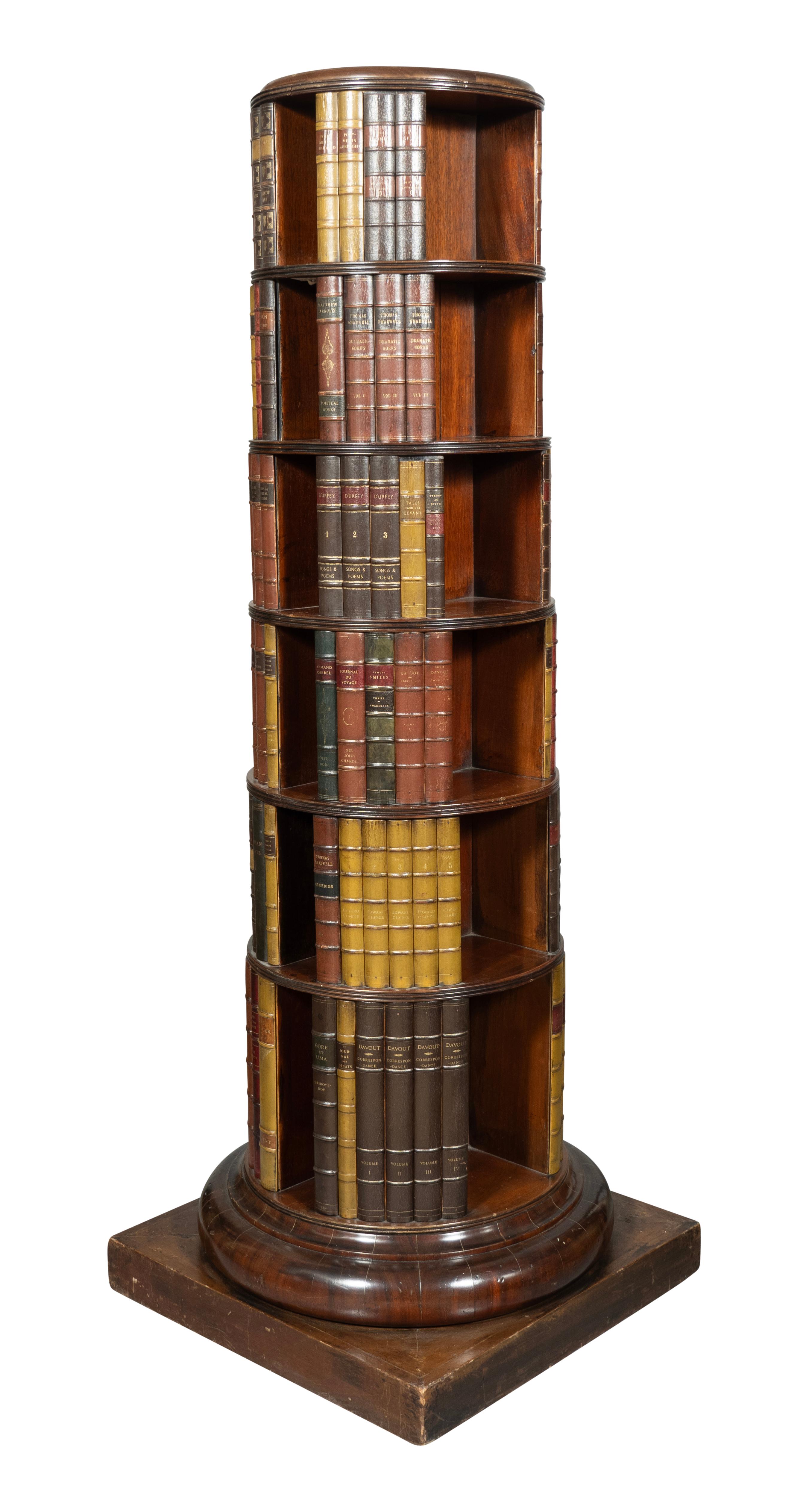 Circolare affusolata con sei ripiani e dorsi dei libri in finta pelle. Base a zoccolo quadrata. Un grande pezzo per una biblioteca maschile.