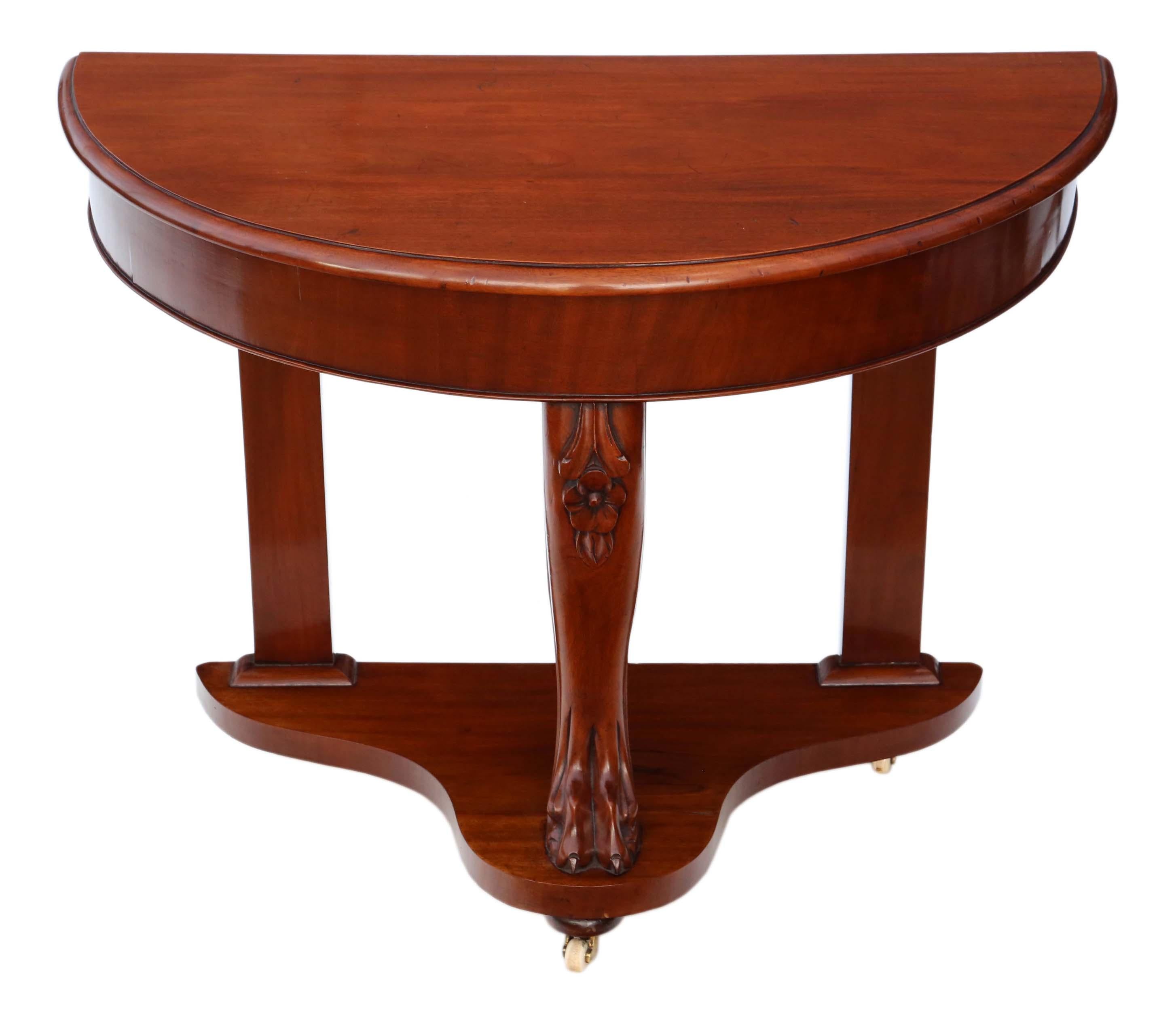 Ancienne console victorienne circa 1890 en acajou démilune.
Il s'agit d'une très belle table qui a été entièrement restaurée à un niveau élevé.
Solide, sans joints détachés. Pas de vermoulure. Roulettes en laiton et en céramique. Bien meilleure