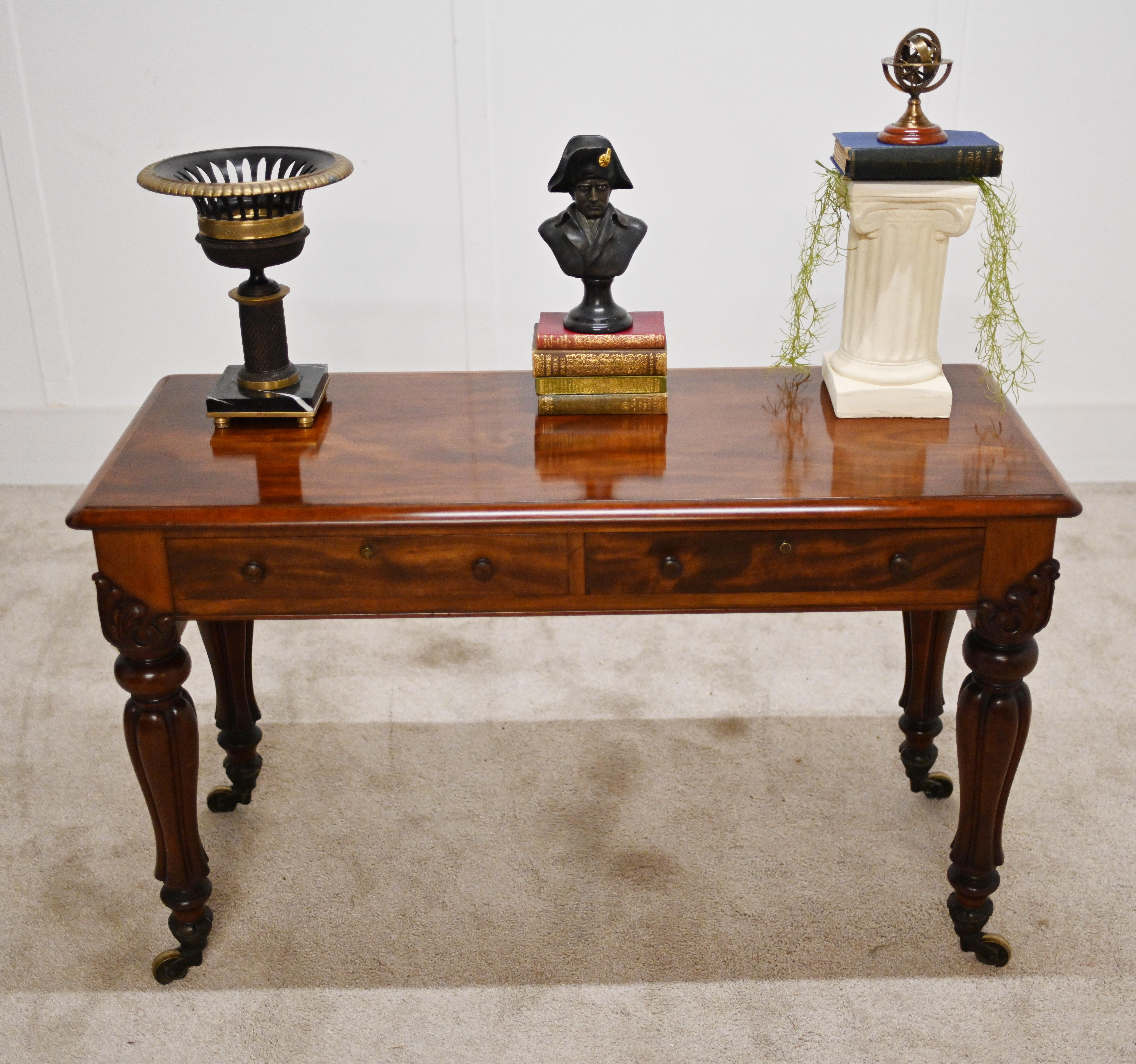Ein freistehender Schreibtisch von Hamptons & Sons of Pall Mall London aus geflammtem Mahagoni
CIRCA 1840
Raffiniertes Möbelstück, ideal für die Einrichtung eines Heimbüros
Die beiden Schubladen sind mit Brahmar-Schlössern ausgestattet
Hampton &