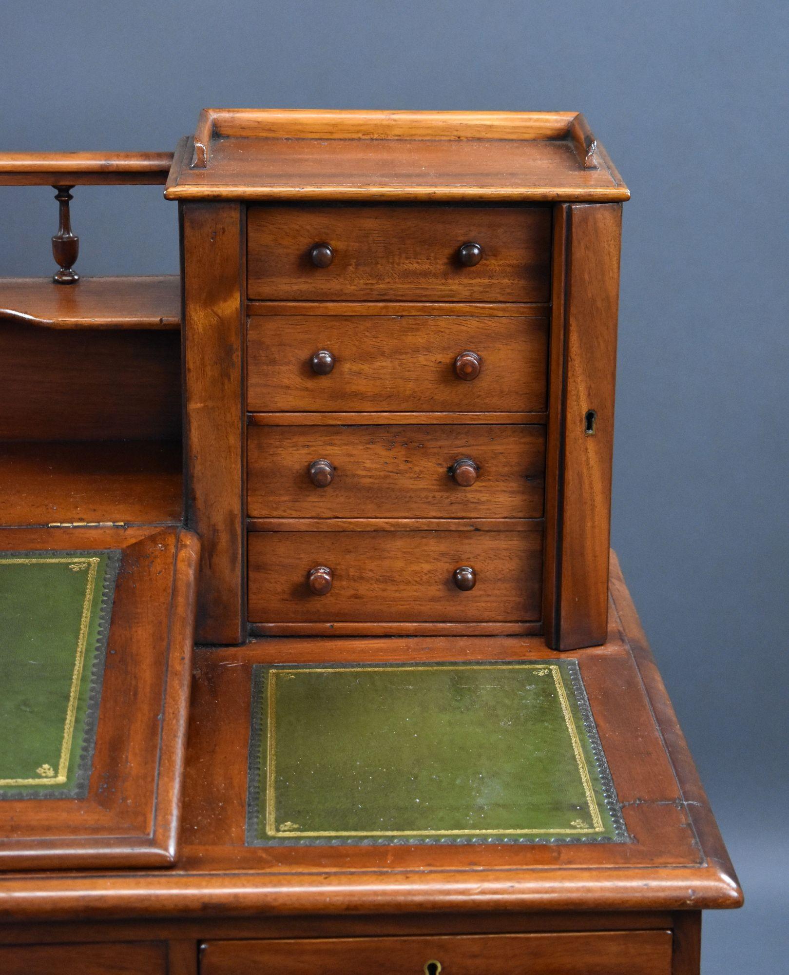 Bureau victorien en acajou de Dickens en vente 3