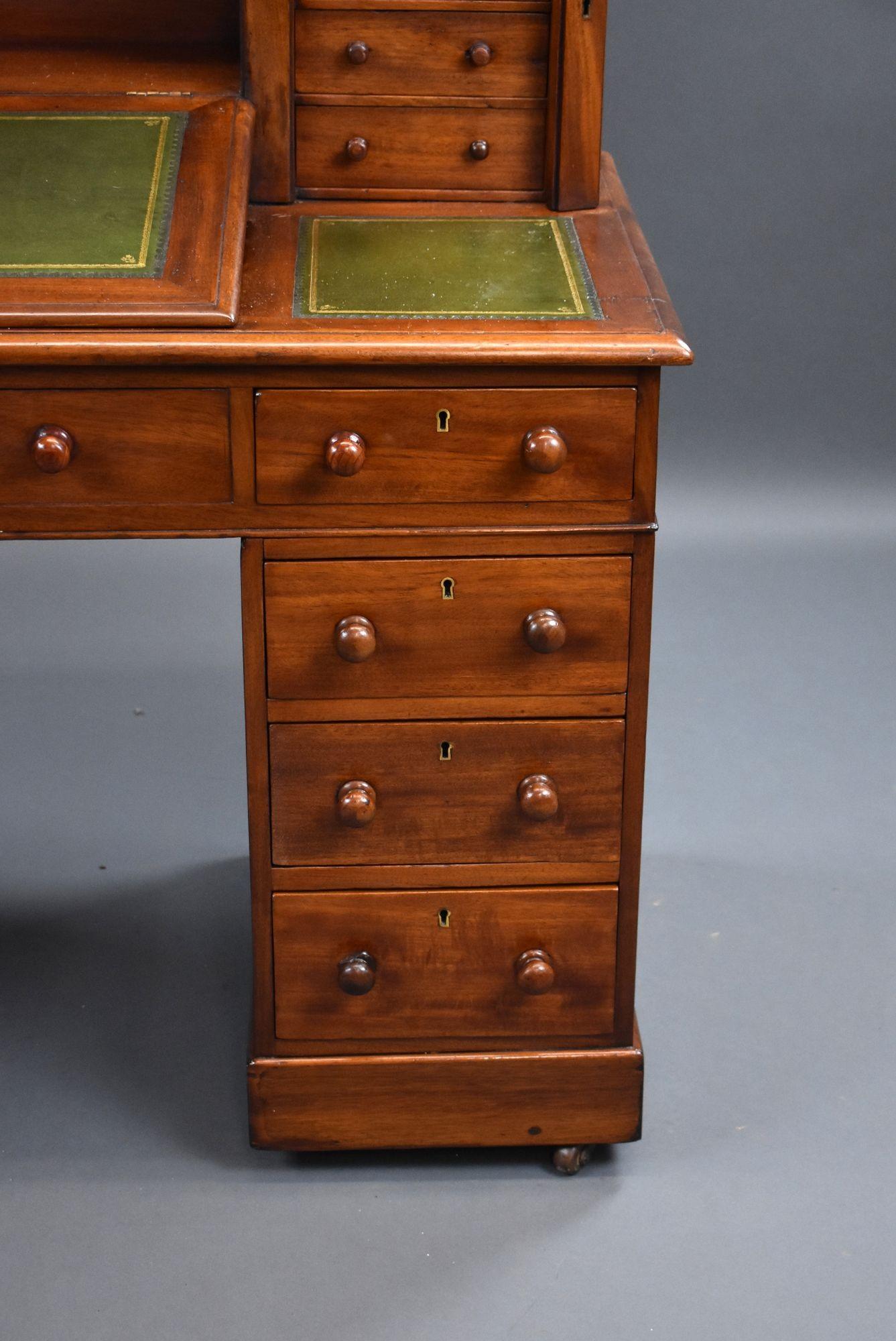 Victorian Mahogany Dickens Desk In Good Condition For Sale In Chelmsford, Essex