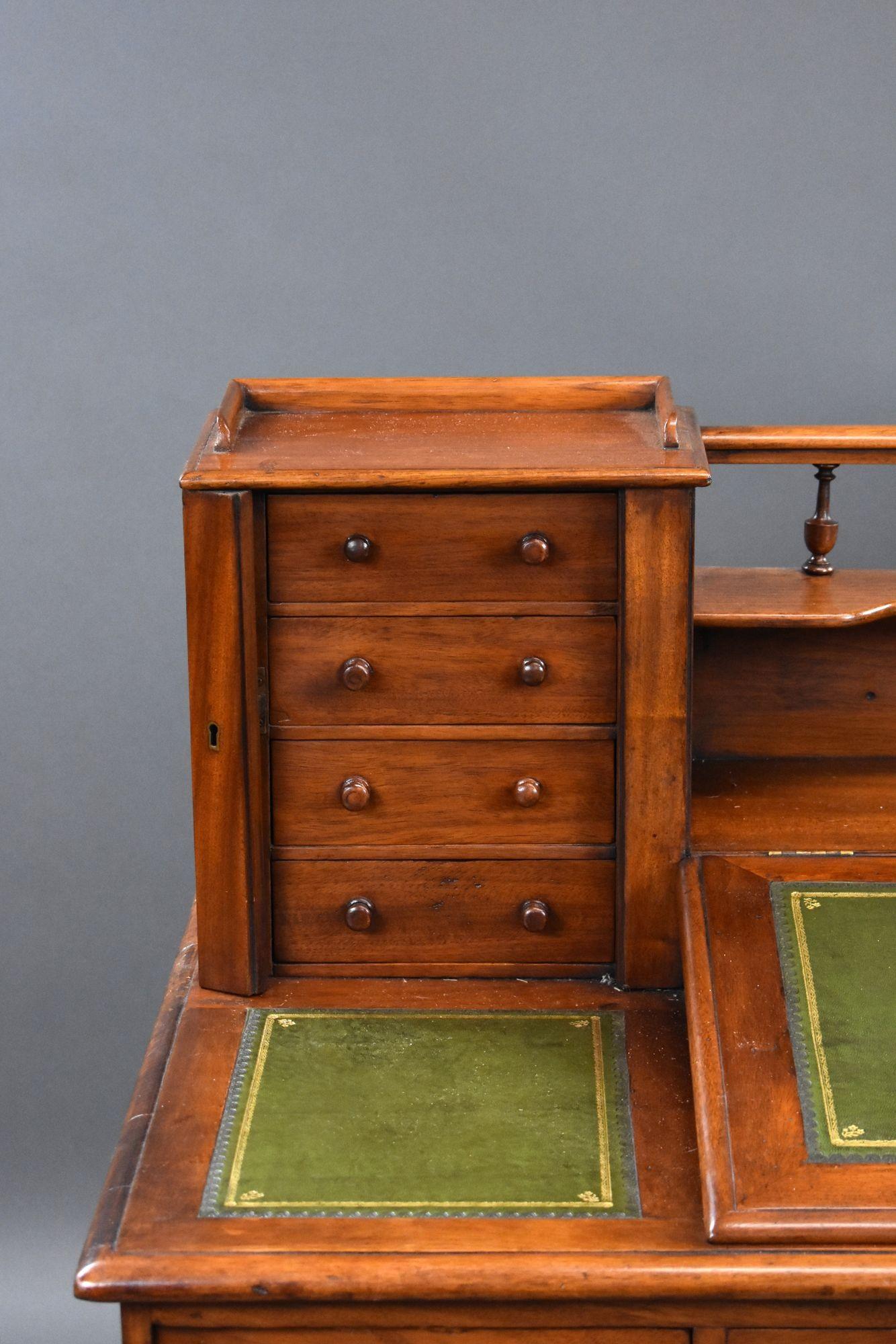 Bureau victorien en acajou de Dickens en vente 1