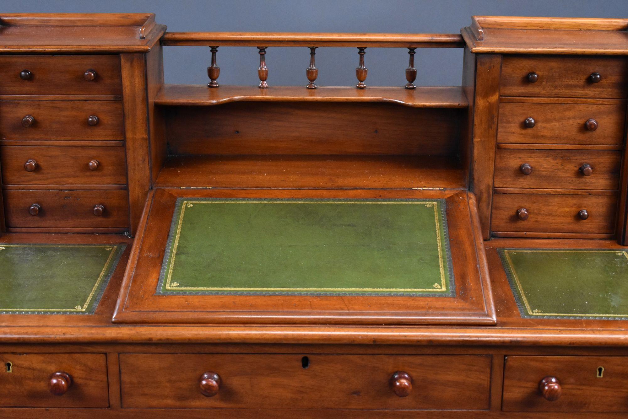 Bureau victorien en acajou de Dickens en vente 2