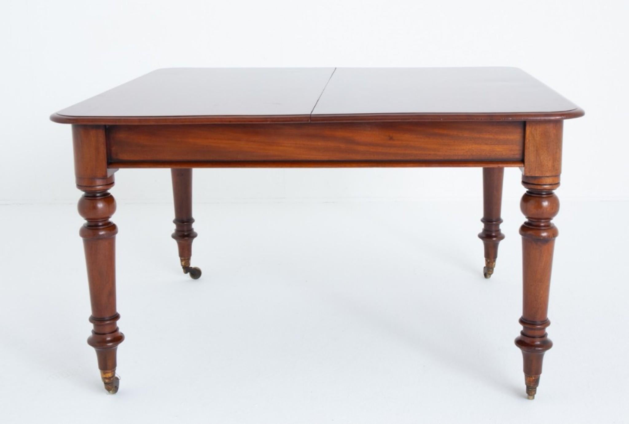 Victorian mahogany 2 leaf extending dining table
Circa 1860
This table is raised upon ring turned legs with original brass castors,
The table extends by way of a telescopic pull out action to accept up to 2 extra leaves.
The top of the table