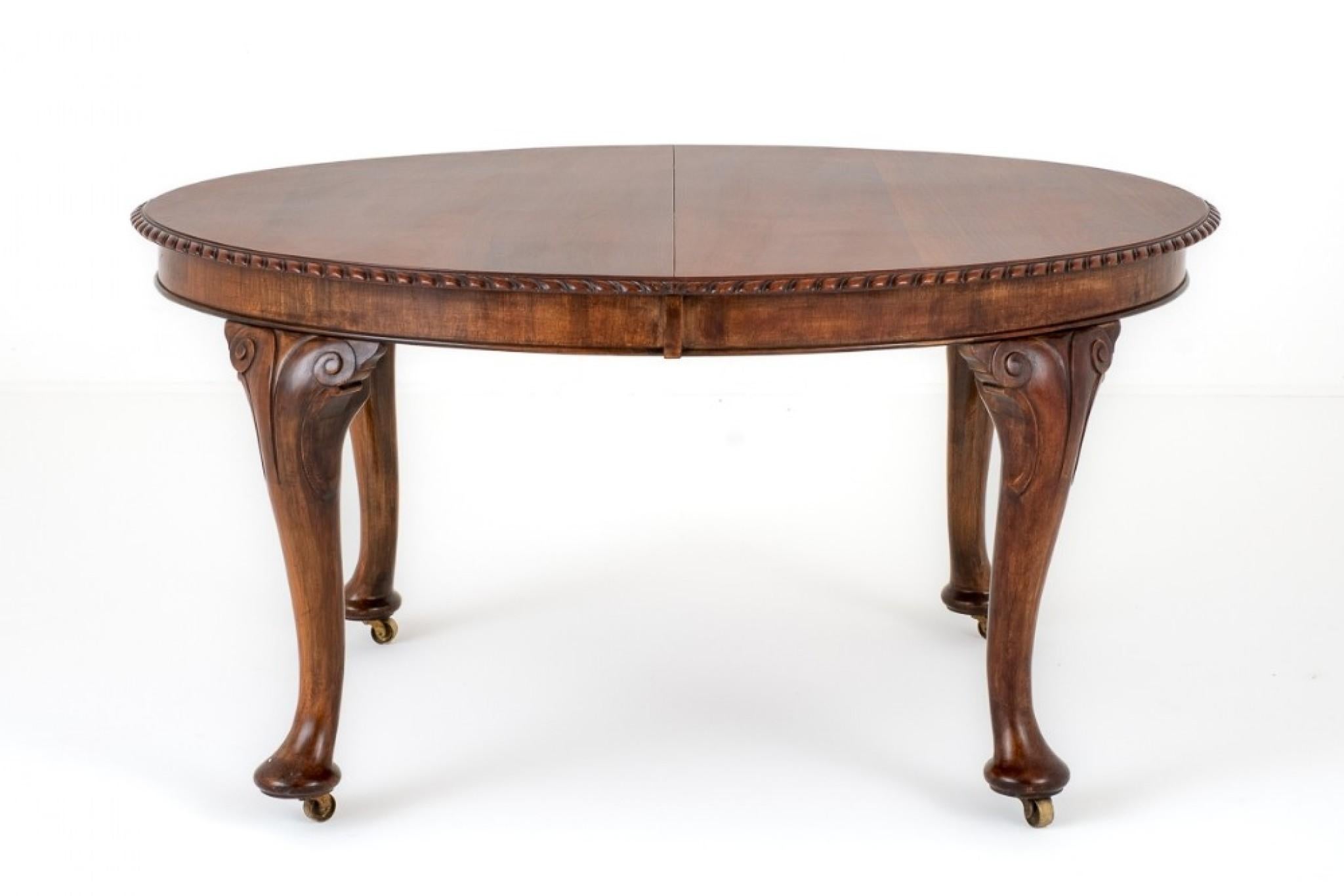 Late Victorian Oval Mahogany Extending Dining Table.
This Table Stands upon Cabriole Legs with Brass Castors.
The Knees Being of a Carved Form.
circa 1900
The Table Extends by way of a Telescopic Wind Out Action (note the brass plaque Samuel