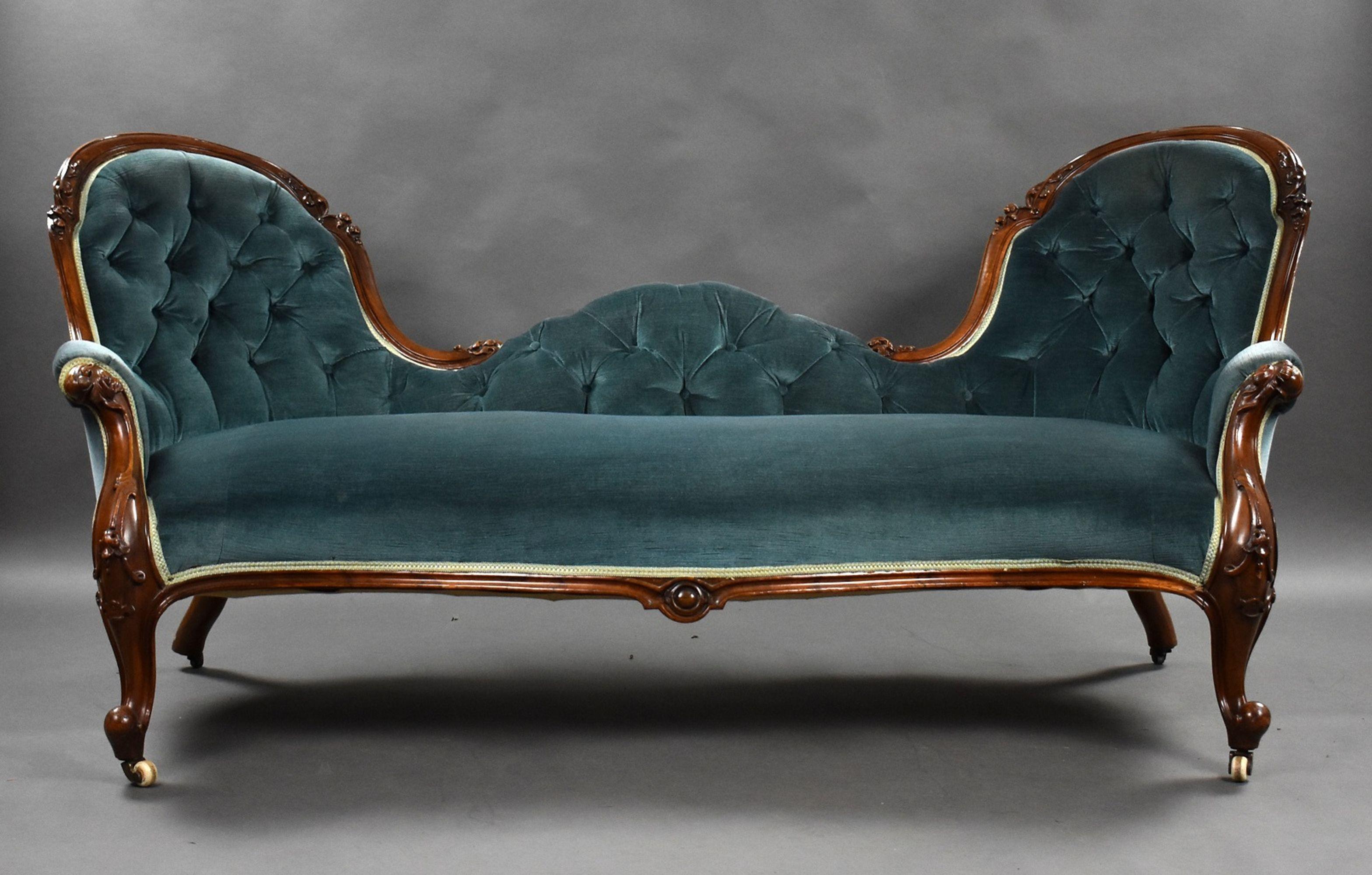 19th Century Victorian antique mahogany framed double ended chaise lounge in good condition upholstered in a Teal colour fabric with no rips or tears. The padded buttoned back with carved frame with serpentine seat raised on carved cabriole legs