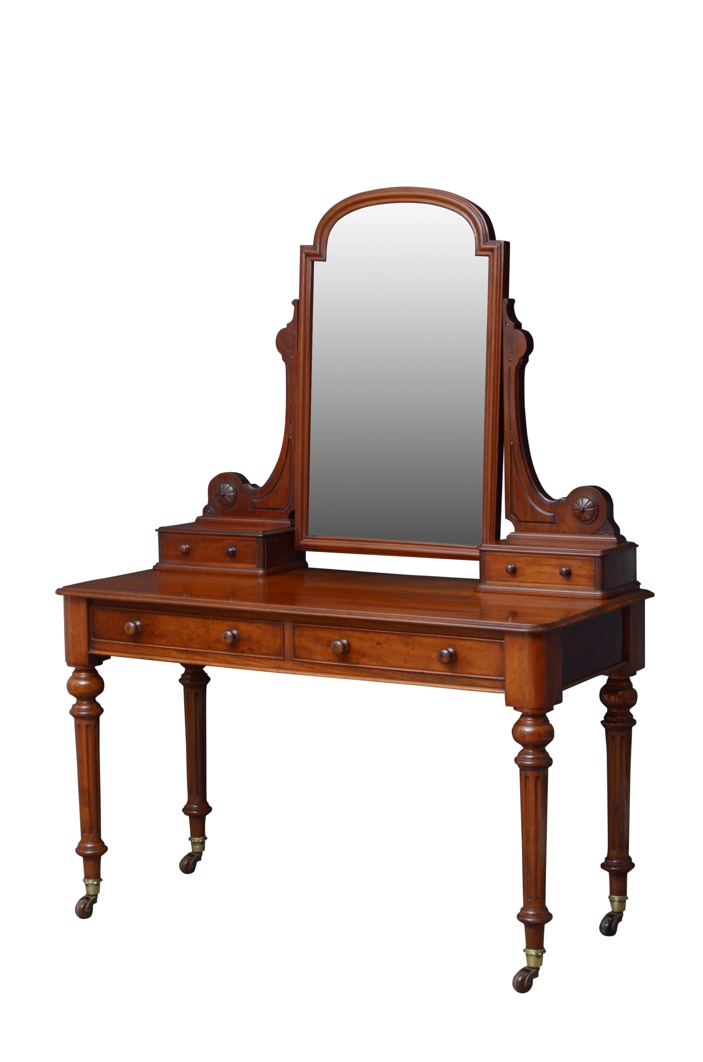 Fine quality Victorian dressing table in mahogany, having a new mirror in moulded and arched frame in carved supports terminating in jewellery drawers above an attractive figured mahogany top with moulded edge and 2 oak lined drawers, all fitted