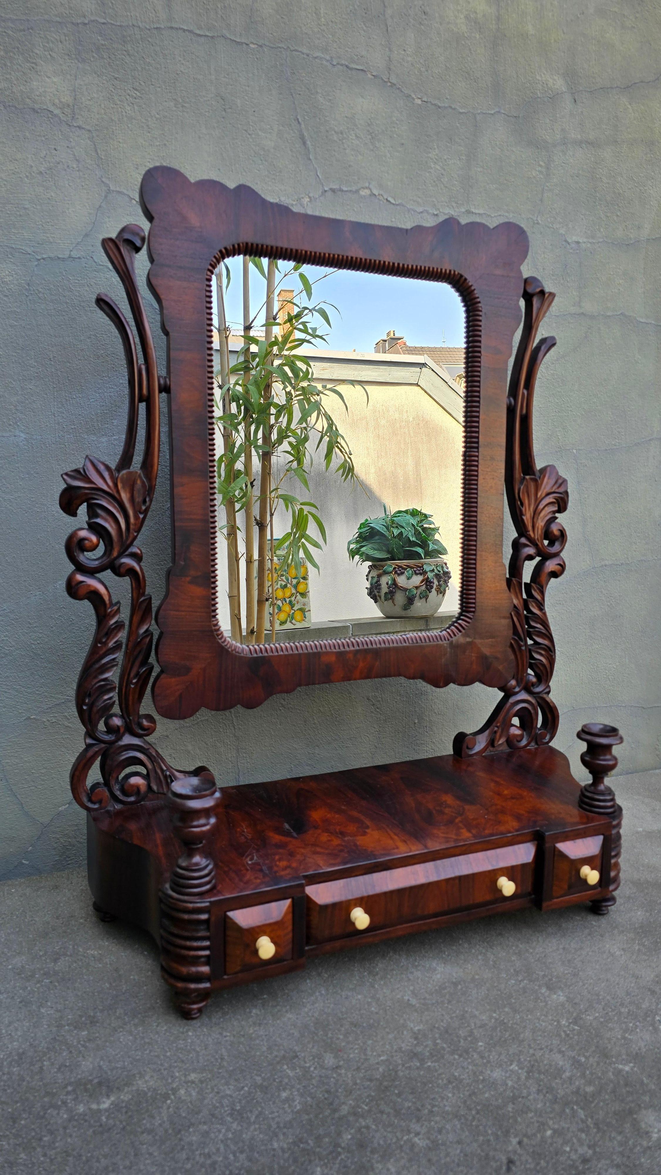 Viktorianischer Frisiertischspiegel aus Mahagoni - CIRCA 1860

Ein wunderschön erhaltener viktorianischer Frisiertischspiegel, gefertigt um 1860 aus massivem Mahagoni mit reichhaltiger Maserung und warmer Patina. Dieses elegante Stück verbindet