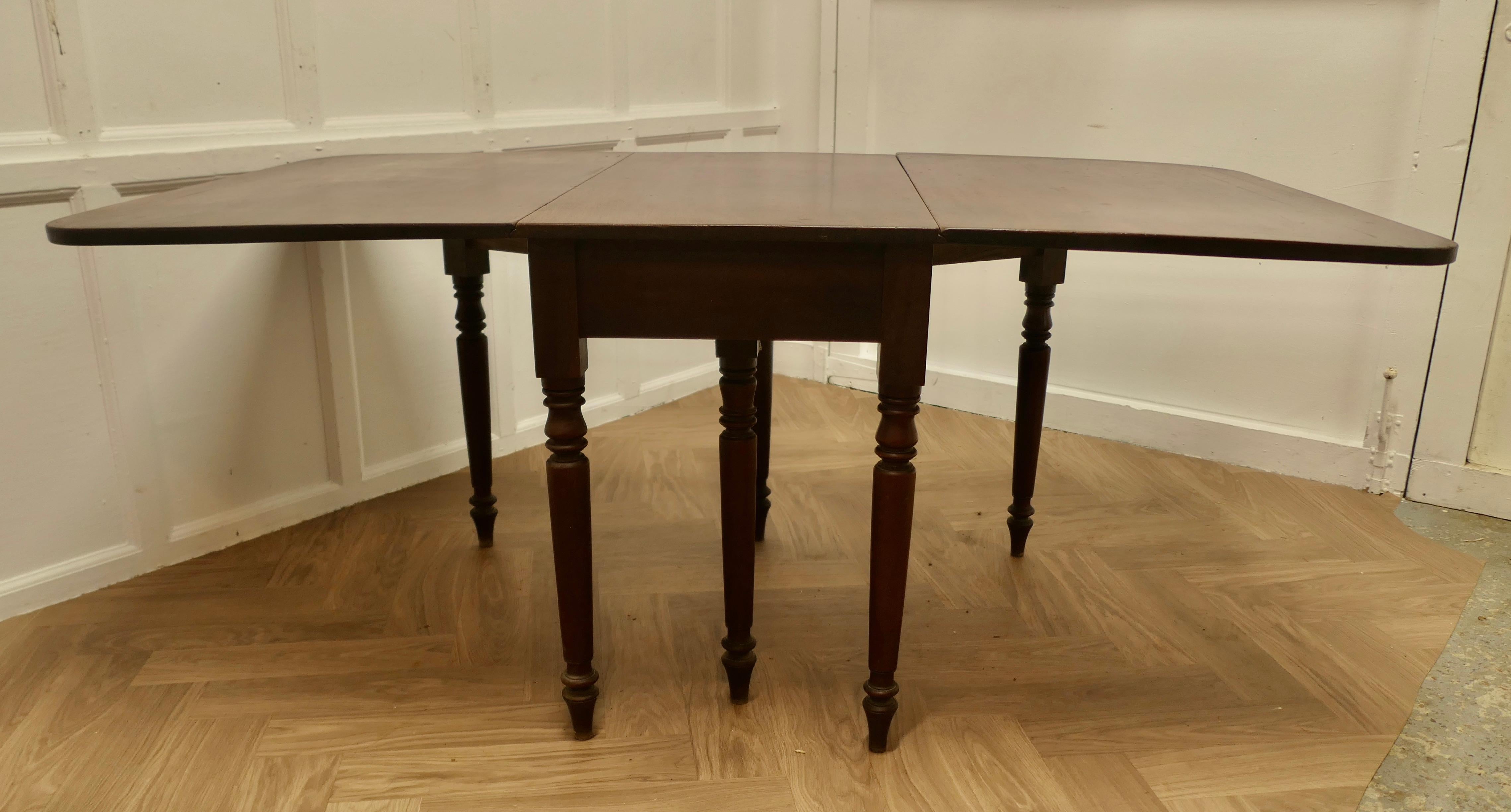 Salle à manger victorienne en acajou, 

Ce type de table est souvent appelé 