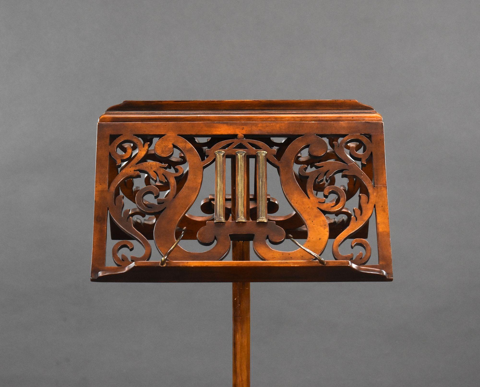 For sale is a good quality Victorian mahogany duet stand. The height is adjustable.

Width: 46cm Depth: 49cm Height: 138cm