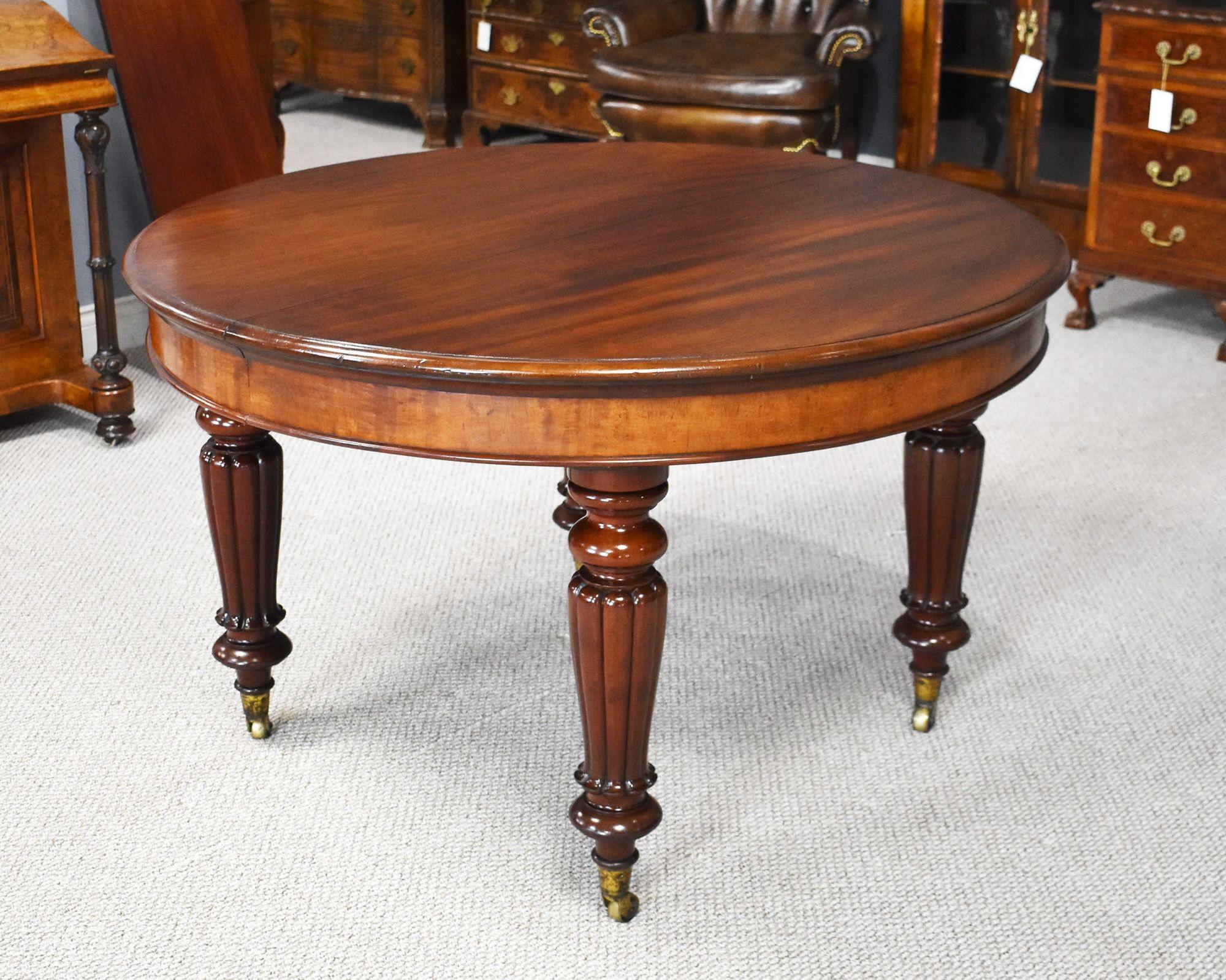 English Victorian Mahogany Extending Dining Table