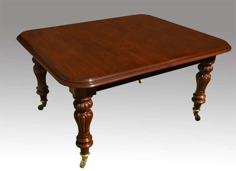 British Victorian Mahogany Extending Dining Table For Sale