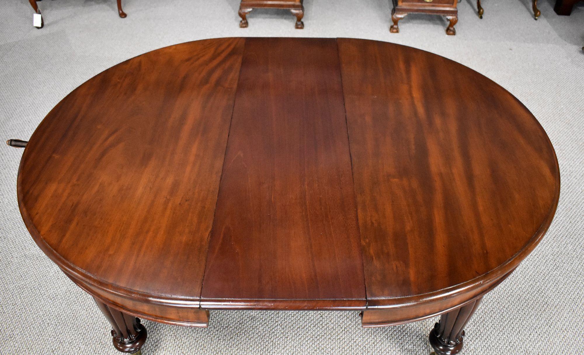 19th Century Victorian Mahogany Extending Dining Table