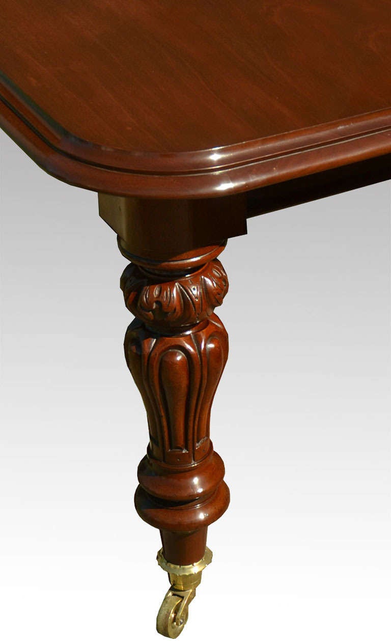 19th Century Victorian Mahogany Extending Dining Table For Sale