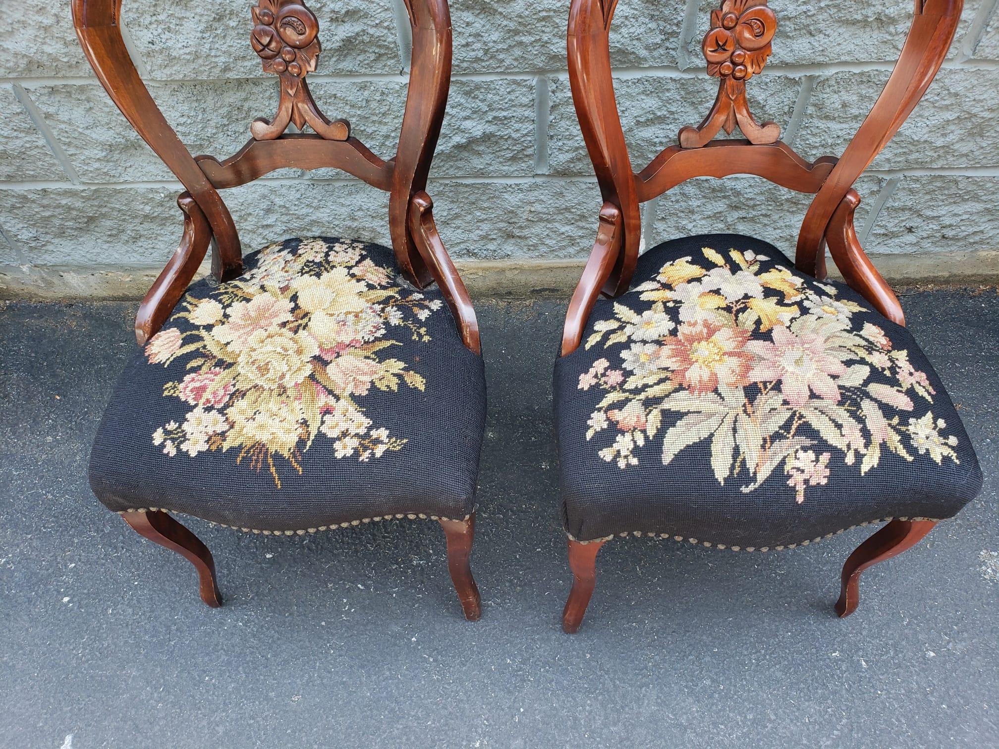 Une fabuleuse paire de chaises victoriennes en acajou et tapissées de pointes d'aiguilles florales avec des garnitures de têtes de clous. 
Très bon état vintage. Mesurent 19