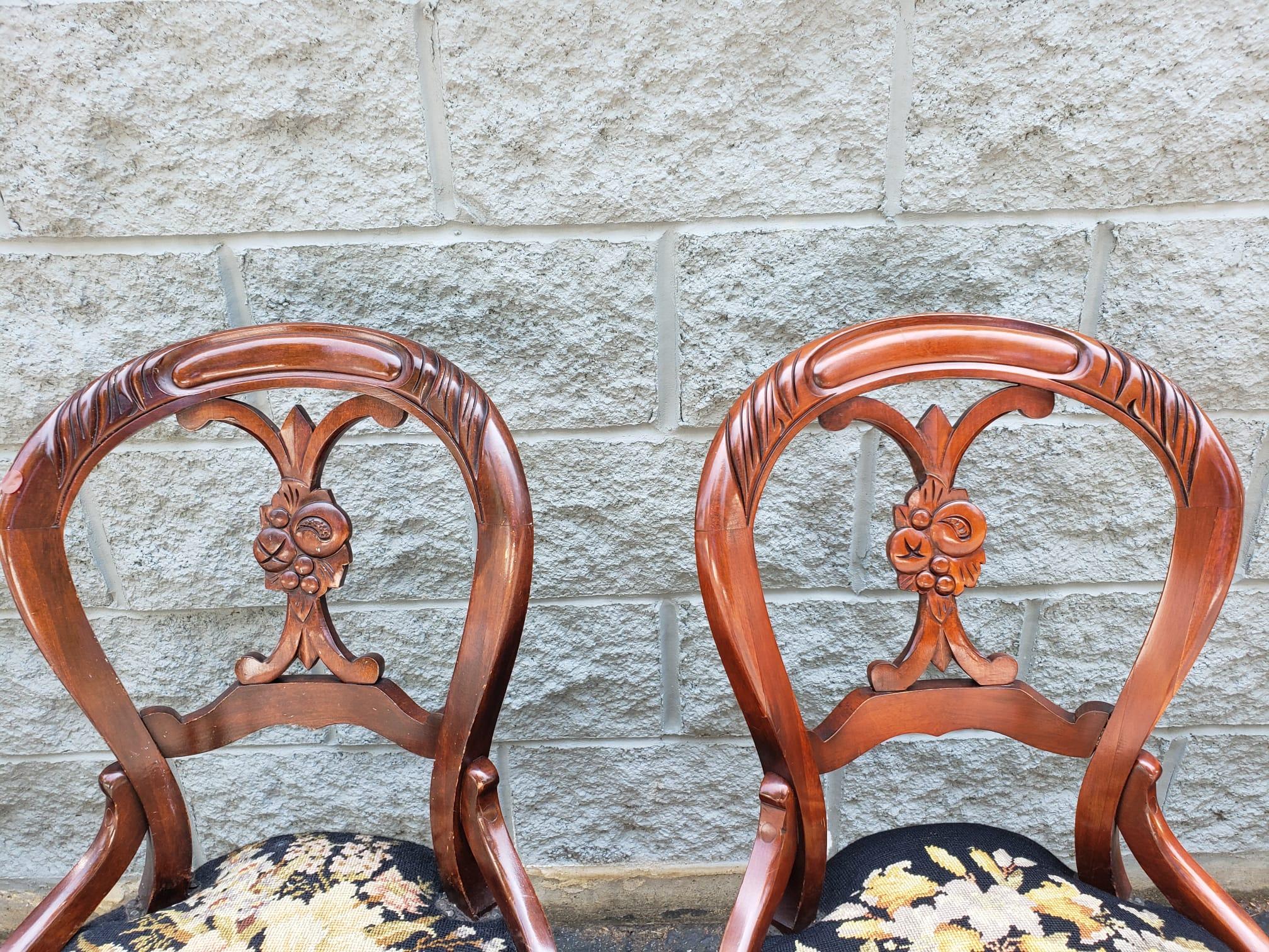 Viktorianische Mahagoni & Floral NeedlePoint gepolsterte Stühle mit NailHead Trims (amerikanisch) im Angebot