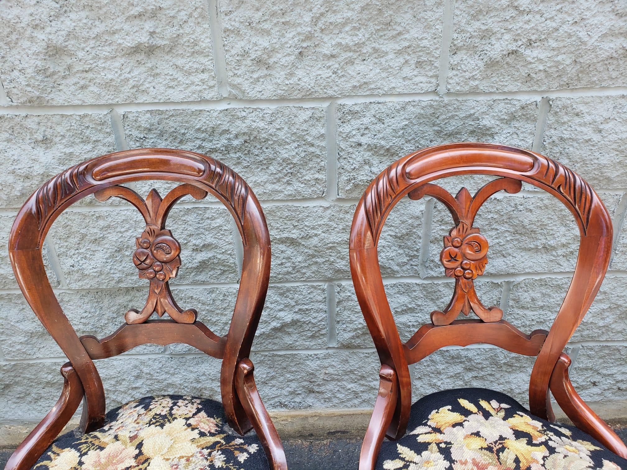 Viktorianische Mahagoni & Floral NeedlePoint gepolsterte Stühle mit NailHead Trims (Polster) im Angebot