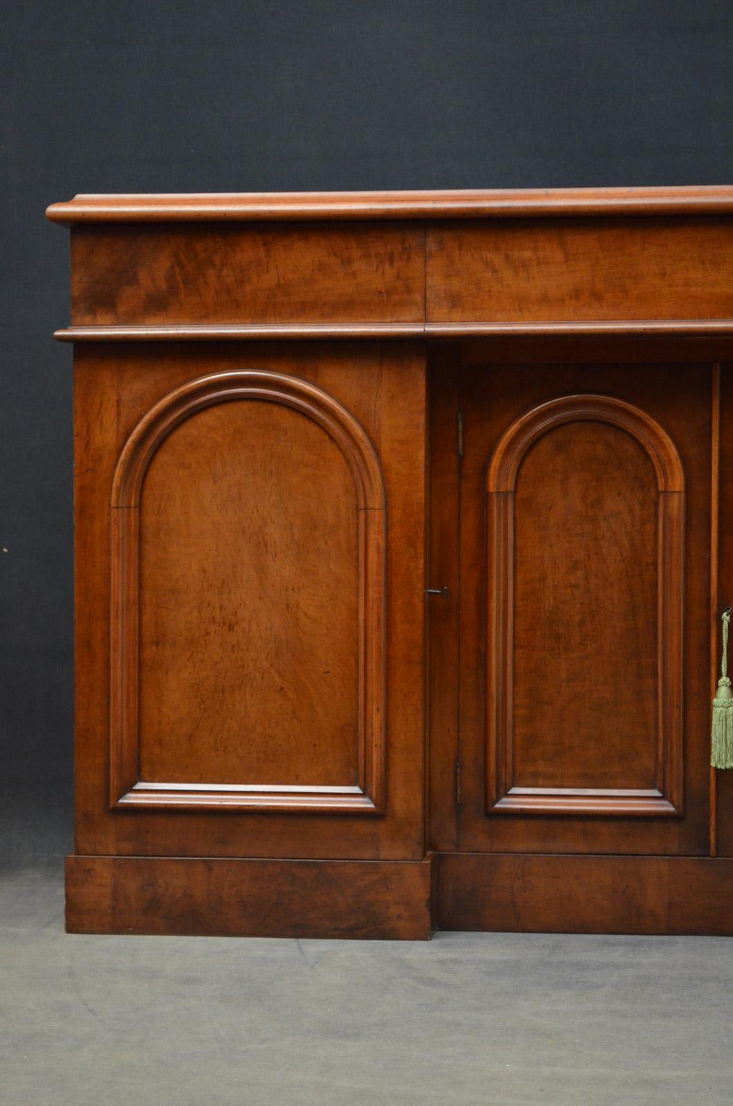 Victorian Mahogany Four-Door Sideboard In Excellent Condition In Whaley Bridge, GB