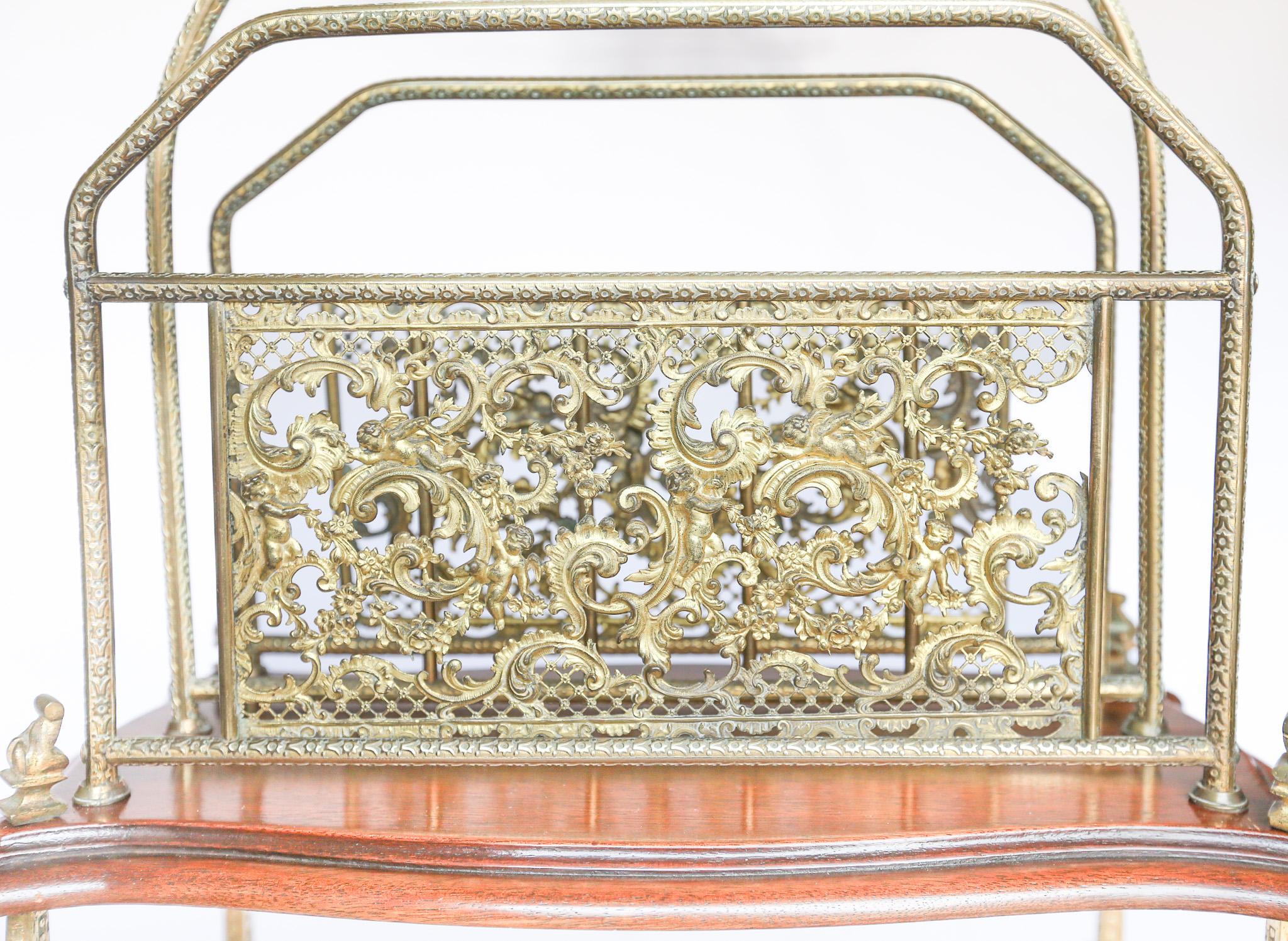 Canterbury rotante vittoriano, in mogano e ottone dorato, su cavalletto
Cornice in ottone dorato a 2 sezioni sulla parte superiore, per contenere
Giornali e riviste, 
Forma ad arco centrale con manico a forma di rococò, 
Coppia Pannelli dorati