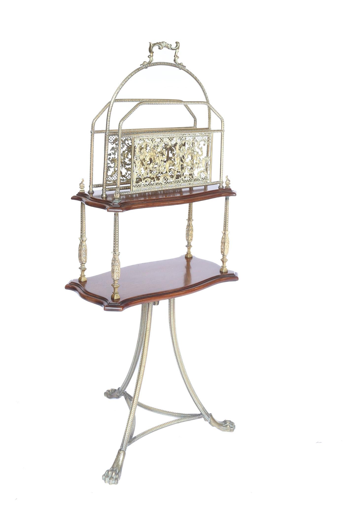 Metà XIX secolo Canterbury girevole vittoriano in mogano e ottone dorato su supporto in vendita