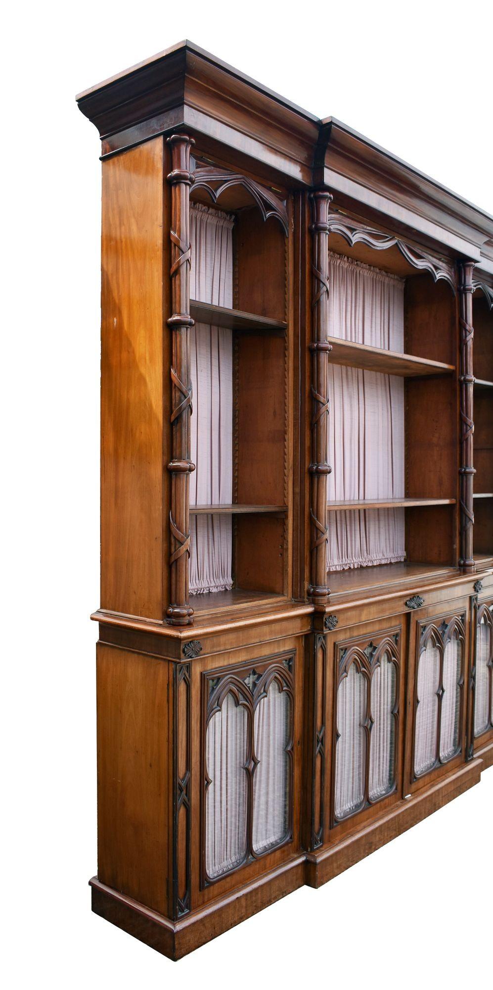 Libreria a ribalta vittoriana in mogano in stile Gothic Revival Puginstic in vendita 4