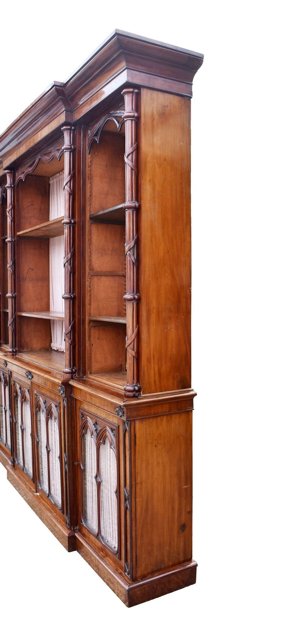 Libreria a ribalta vittoriana in mogano in stile Gothic Revival Puginstic in vendita 5