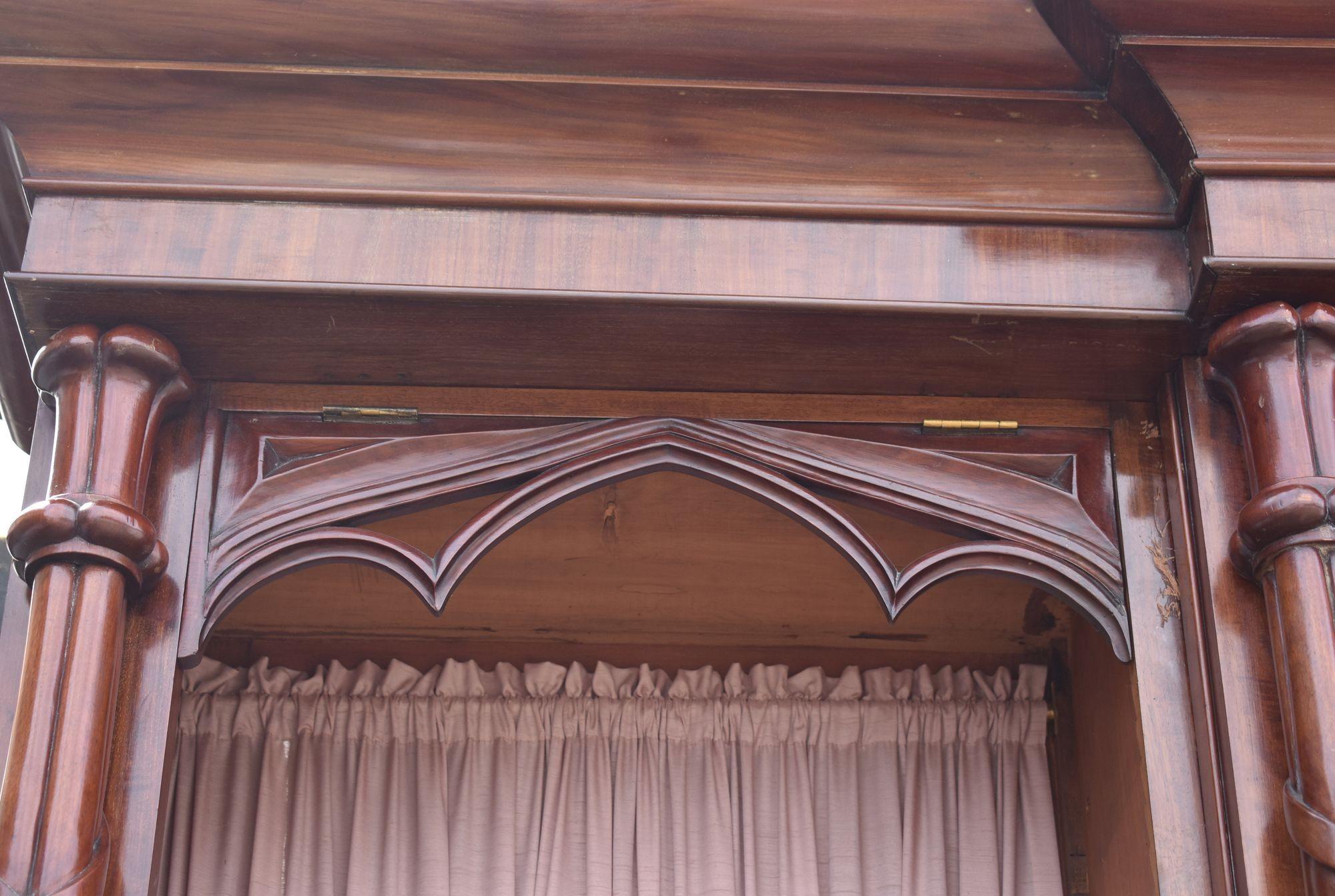 Libreria a ribalta vittoriana in mogano in stile Gothic Revival Puginstic in vendita 6