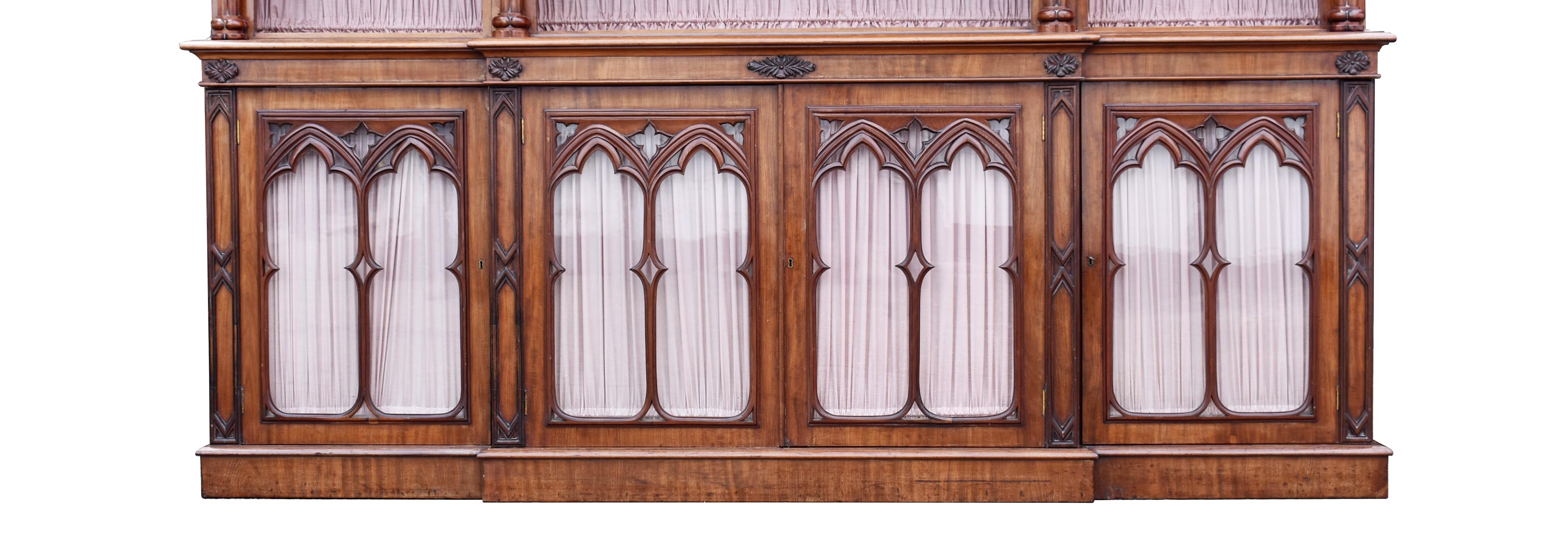 Neogotico Libreria a ribalta vittoriana in mogano in stile Gothic Revival Puginstic in vendita