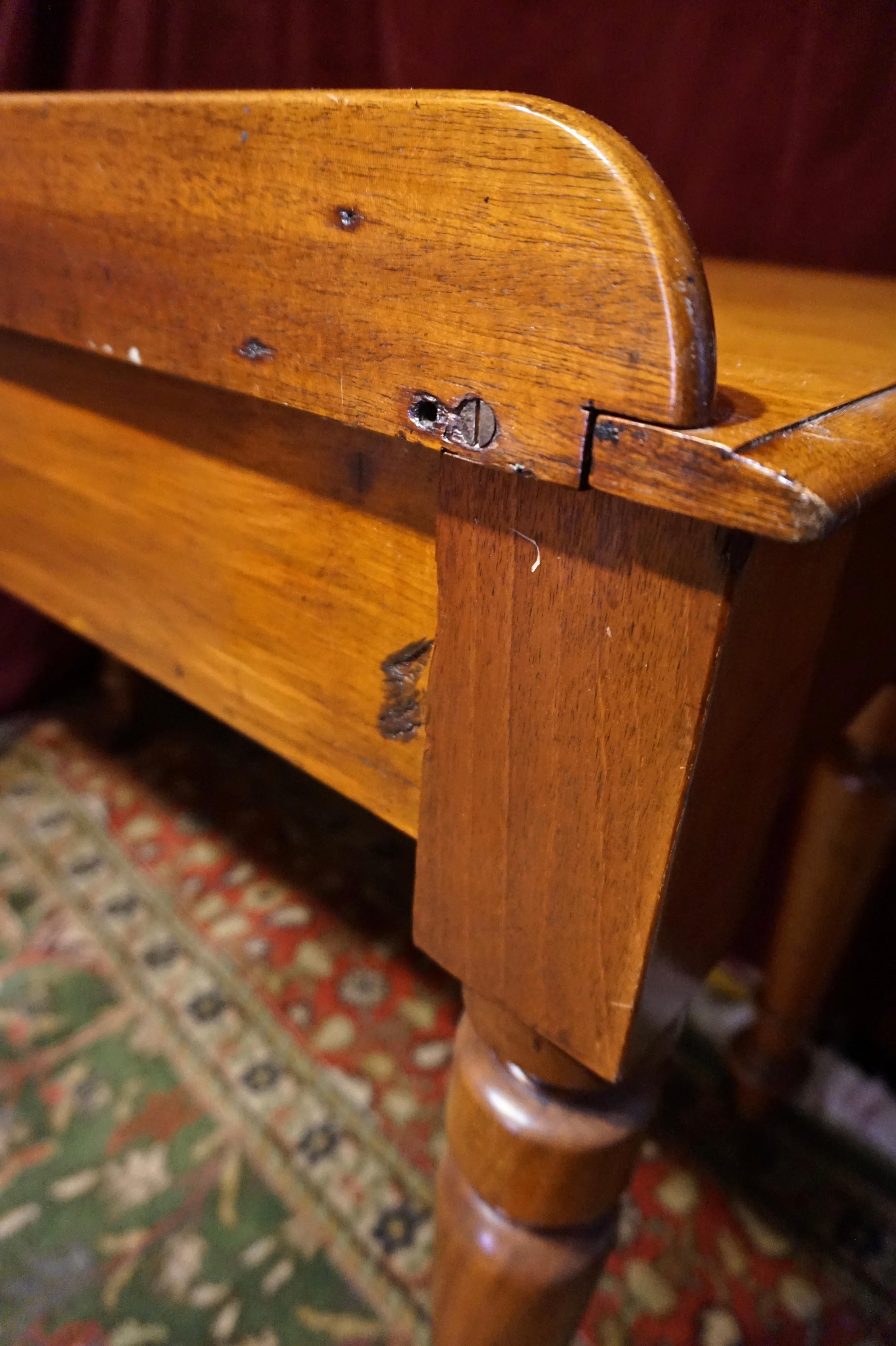 Table à écrire coloniale en acajou faite à la main, console Cum sur roulettes en porcelaine en vente 10
