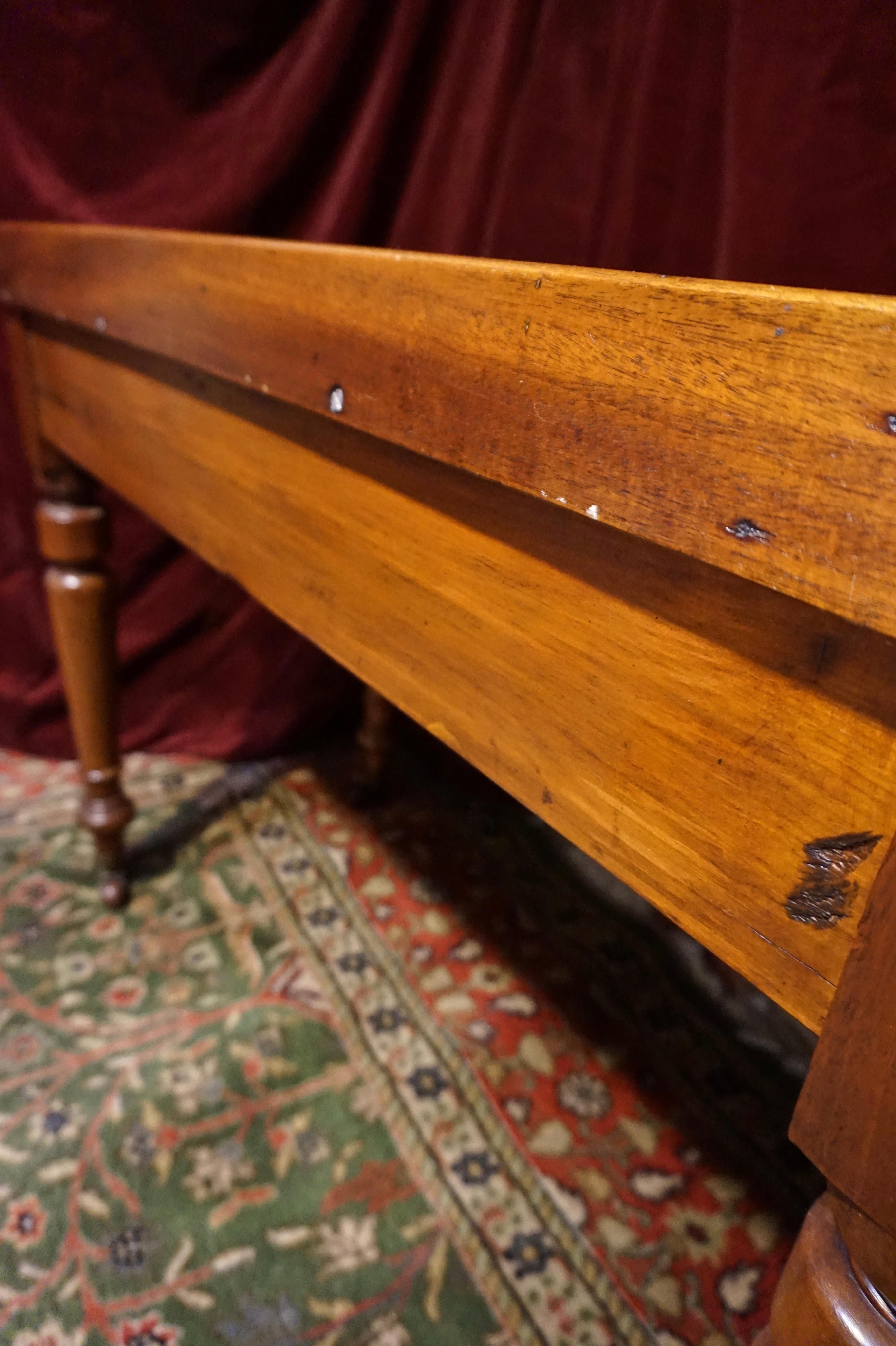 Table à écrire coloniale en acajou faite à la main, console Cum sur roulettes en porcelaine en vente 11