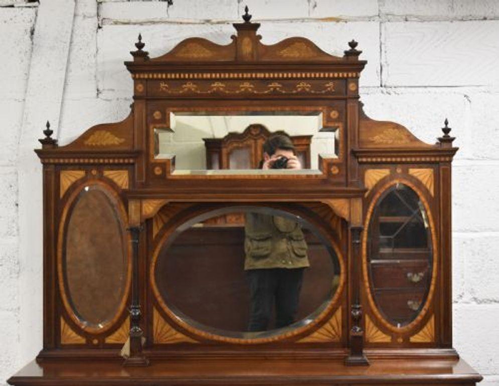 Inglese Credenza vittoriana in mogano intarsiato con schienale a specchio in vendita