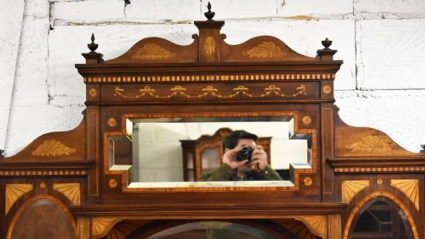 XIX secolo Credenza vittoriana in mogano intarsiato con schienale a specchio in vendita