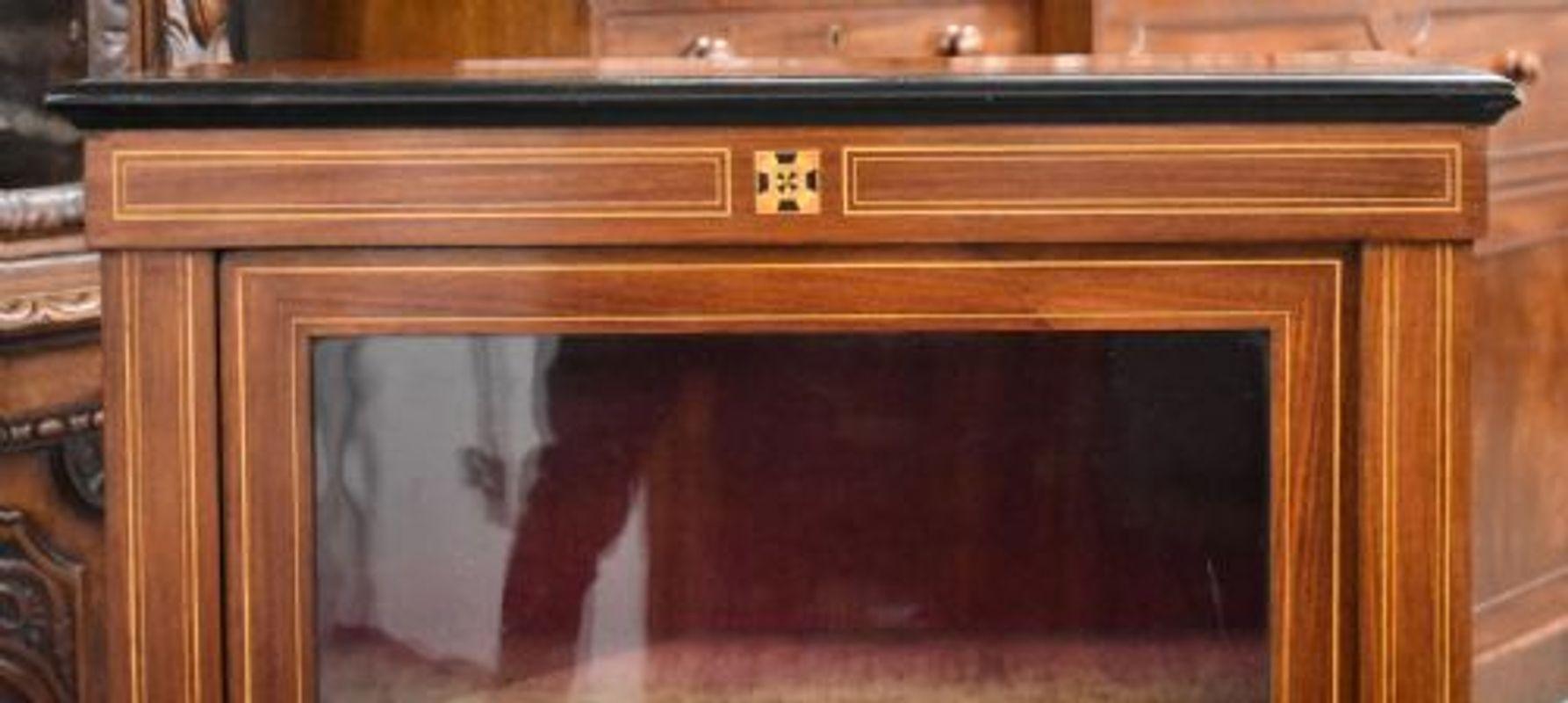 Se vende un armario victoriano de muelle de caoba y marquetería, en buen estado, que presenta pequeños signos de desgaste acordes con la edad y el uso.

Medidas: anchura: 31,5