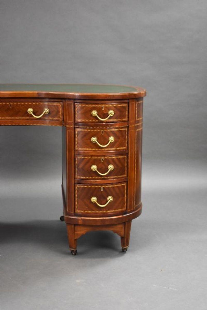 Victorian Mahogany Kidney Shaped Desk by Wolfe & Hollander In Good Condition For Sale In Chelmsford, Essex