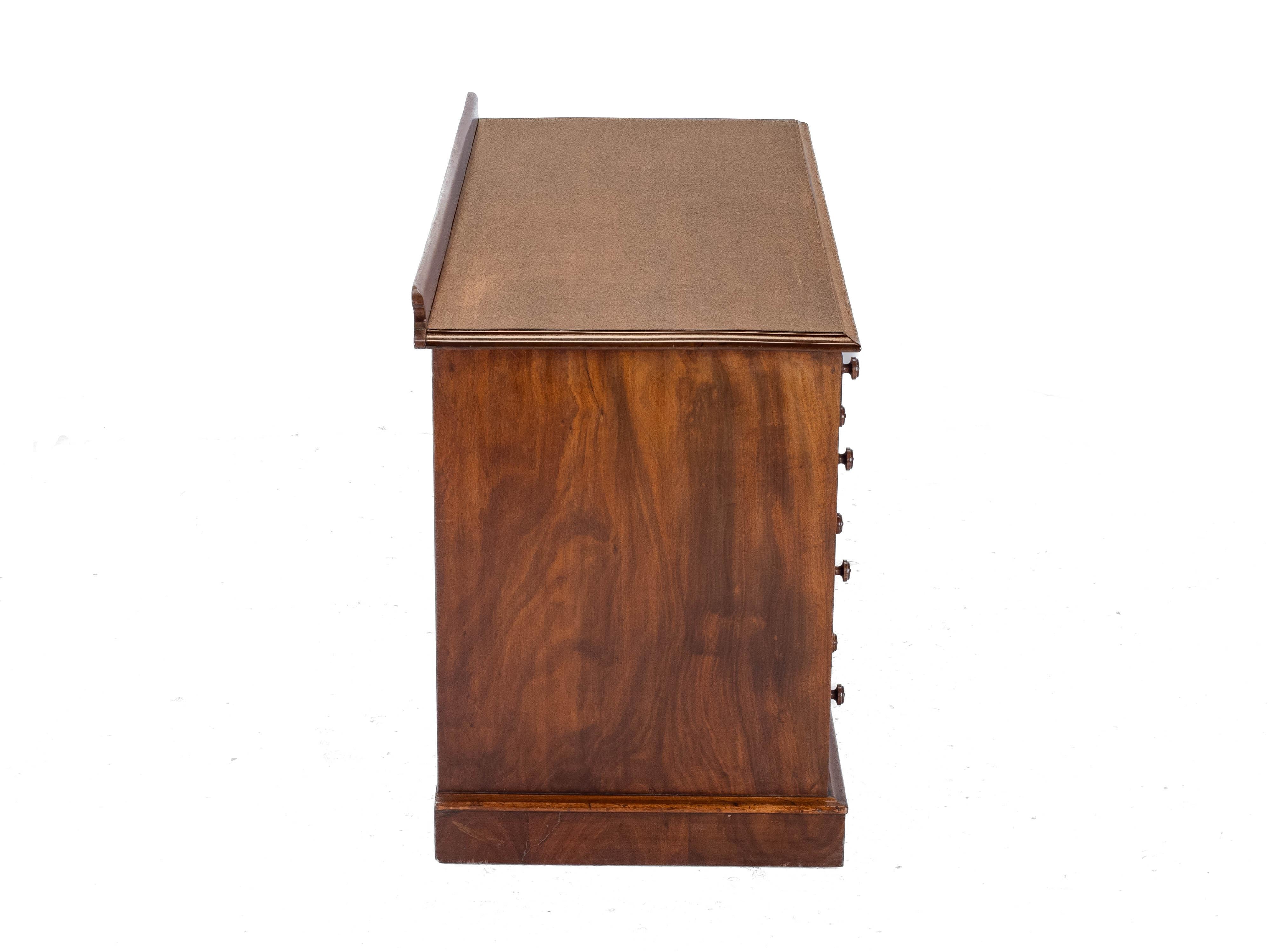 Victorian Mahogany Kneehole Desk circa 1870, 19th Century For Sale 5