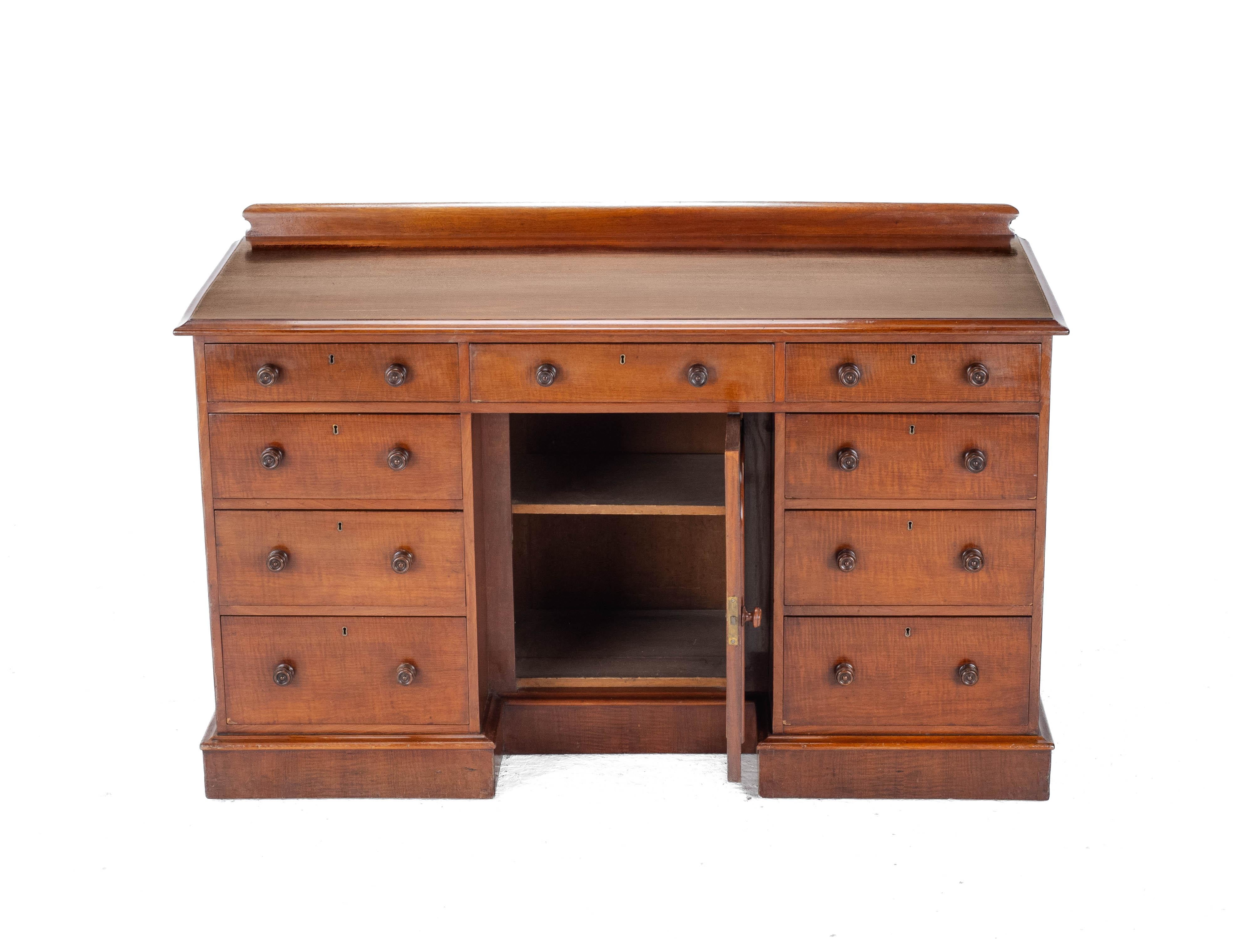 Victorian Mahogany Kneehole Desk circa 1870, 19th Century For Sale 6