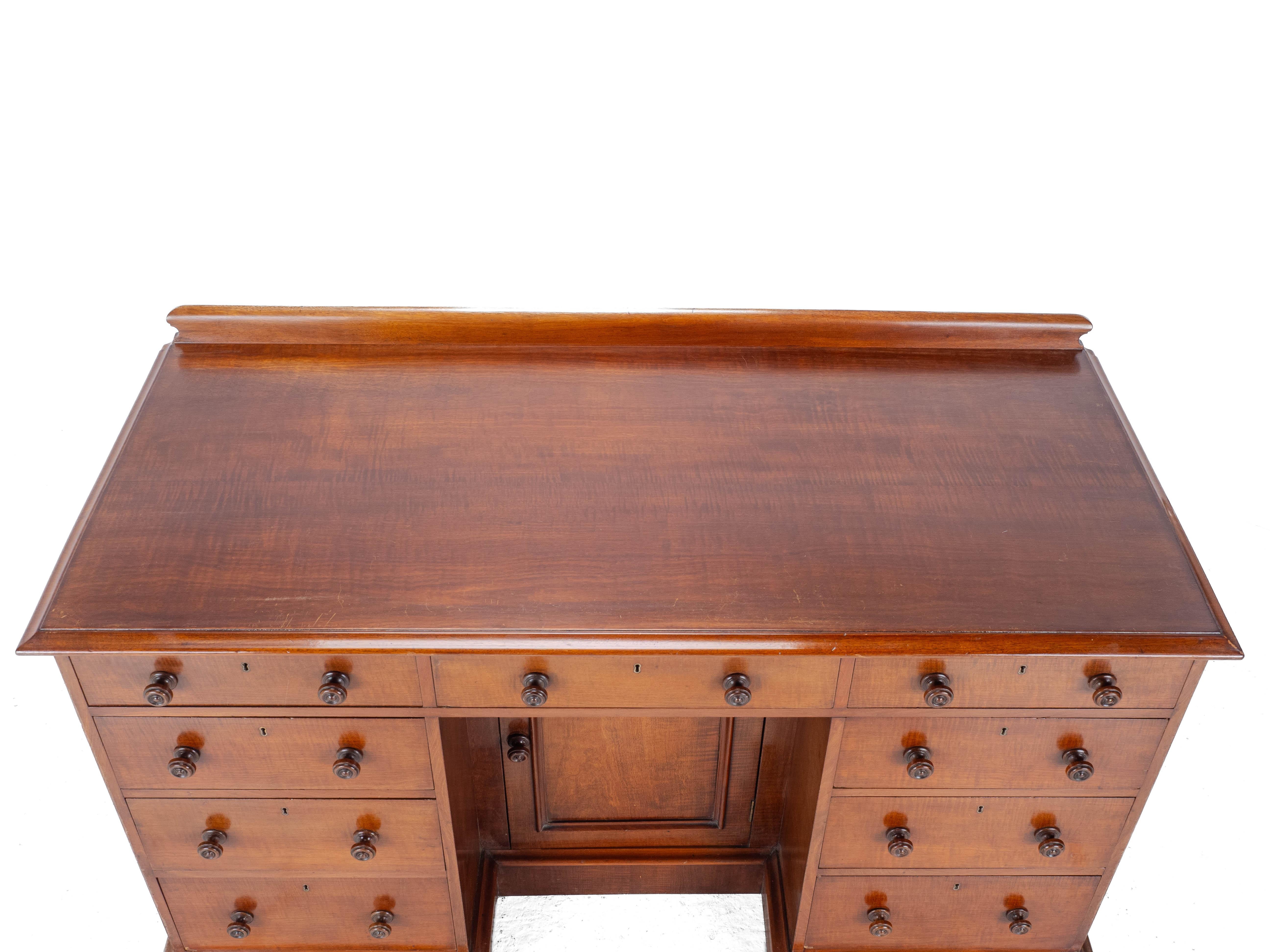 Victorian Mahogany Kneehole Desk circa 1870, 19th Century For Sale 7