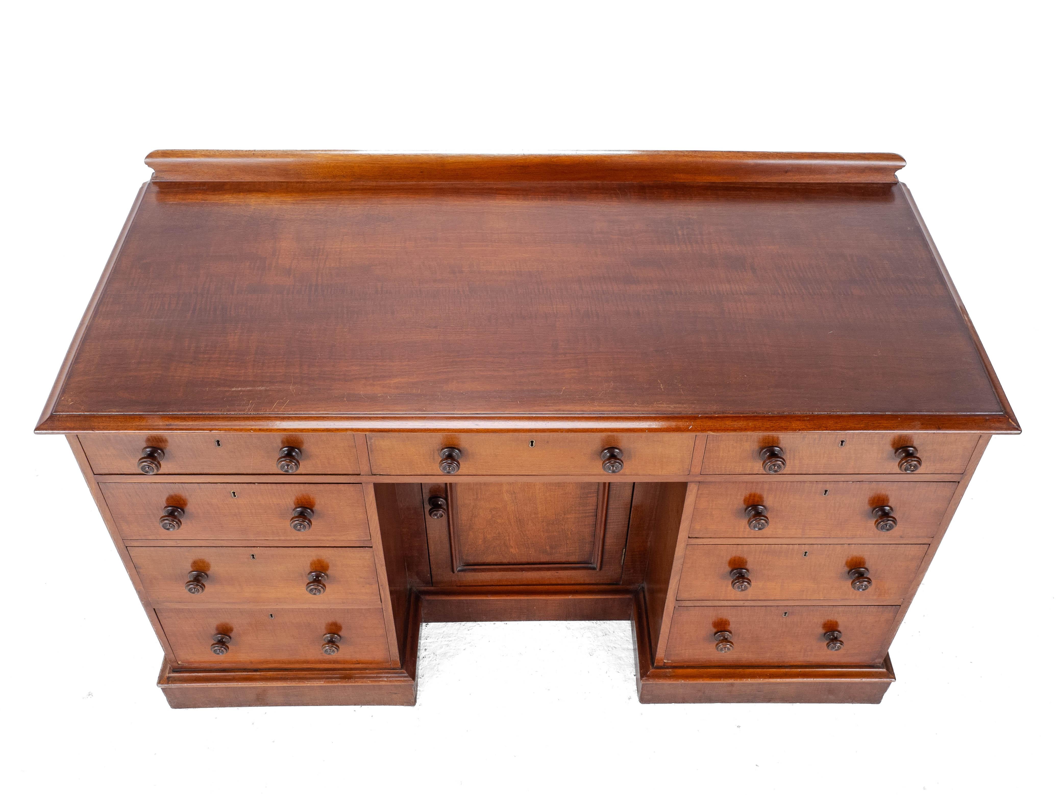 Victorian Mahogany Kneehole Desk circa 1870, 19th Century For Sale 8