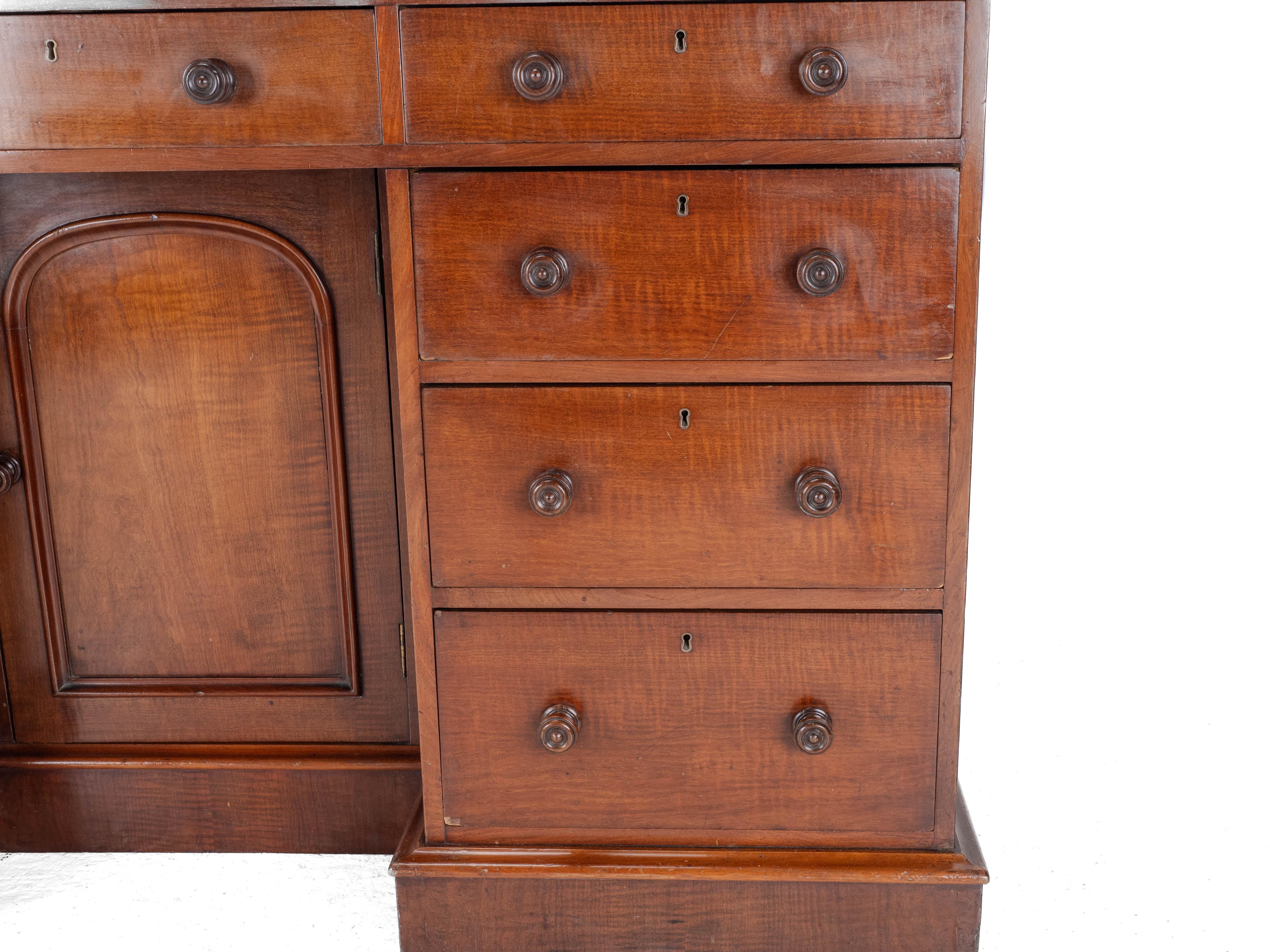 Victorian Mahogany Kneehole Desk circa 1870, 19th Century For Sale 11