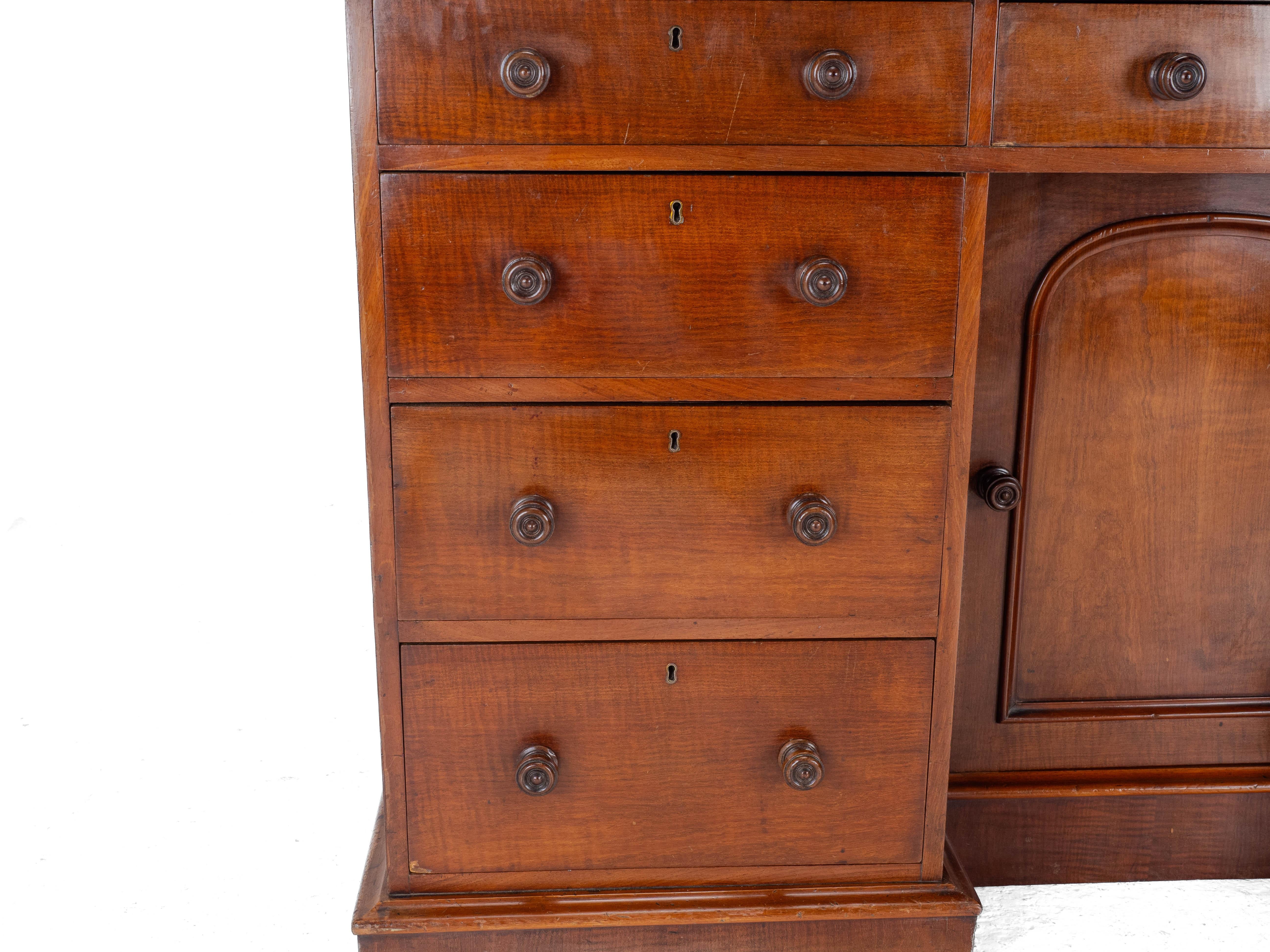 Victorian Mahogany Kneehole Desk circa 1870, 19th Century For Sale 12