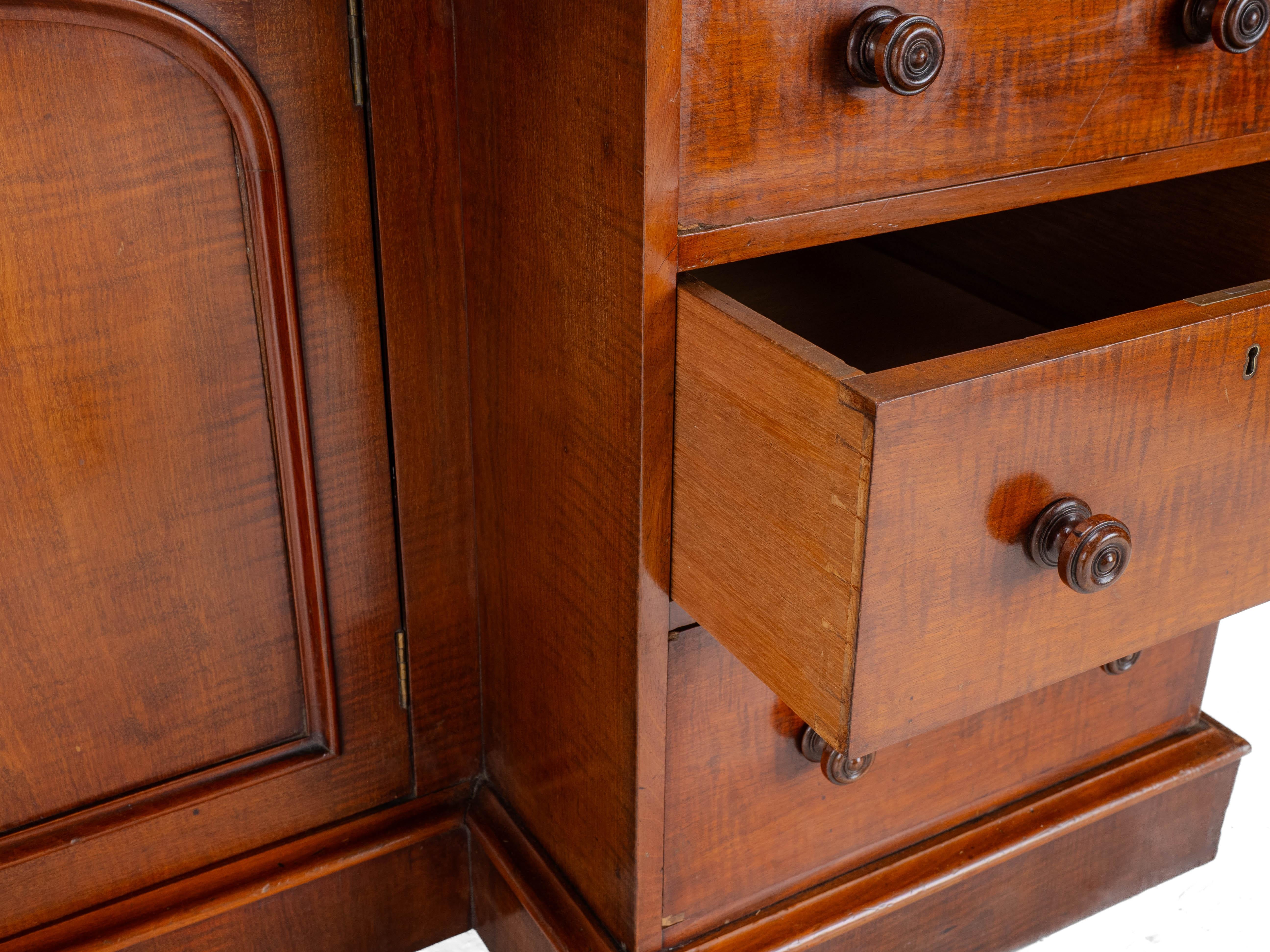 Victorian Mahogany Kneehole Desk circa 1870, 19th Century For Sale 13