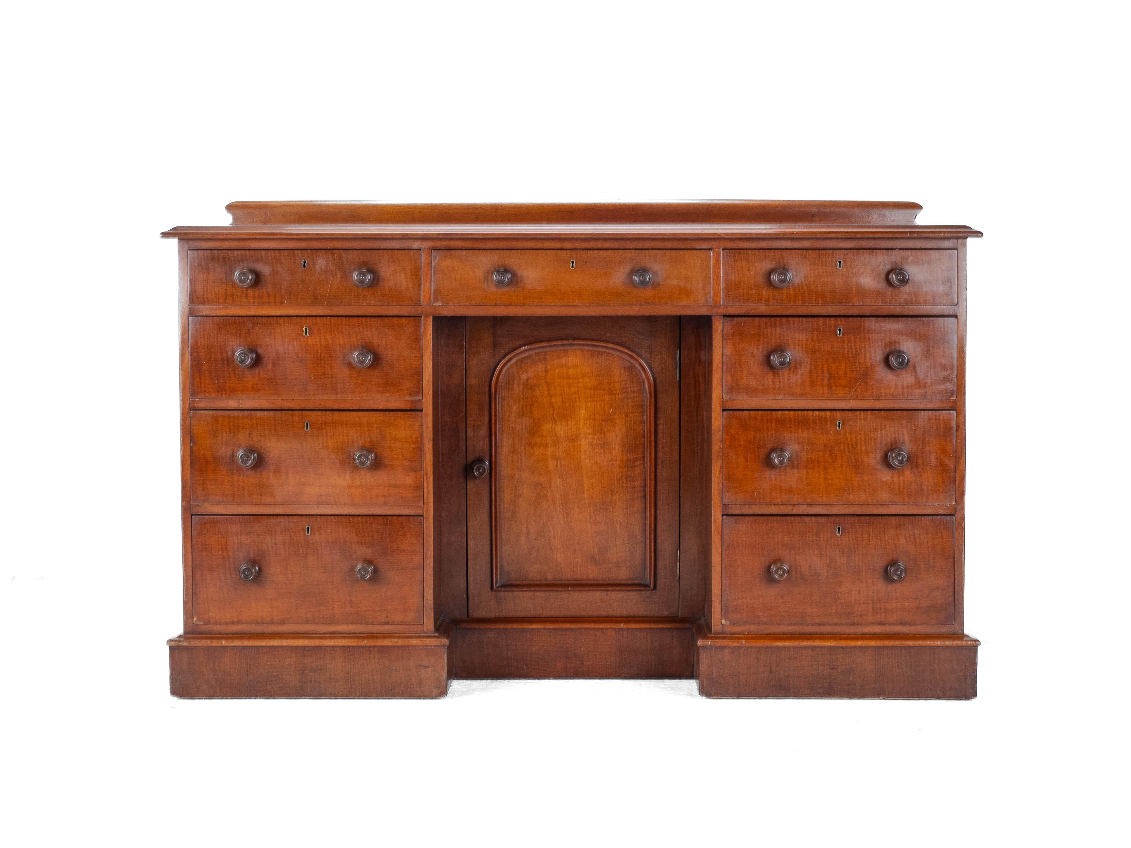 A Victorian period, mahogany kneehole desk, circa 1870. Solid mahogany with oblong shaped top, with thumb moulded edge, with rear gallery upstand. Frieze with row of three drawers, further banks of three drawers, flanking a kneehole with inset