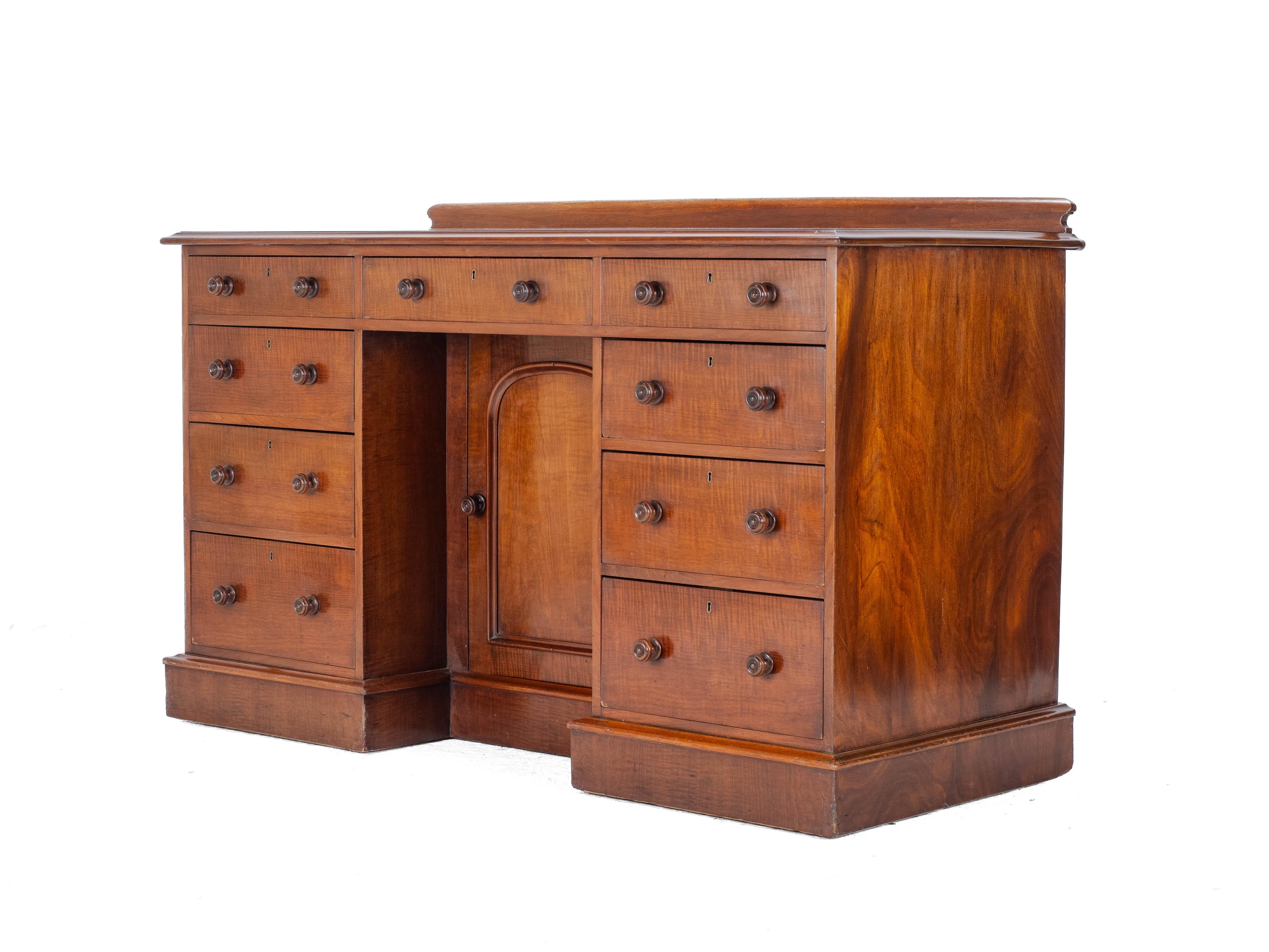 English Victorian Mahogany Kneehole Desk circa 1870, 19th Century For Sale